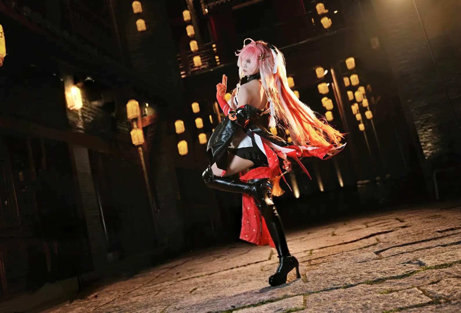 [Changli Cosplay] Wuthering Waves Changli: A Breathtaking Glance Beneath Lanterns in the Night by 和瑾 - Image 2