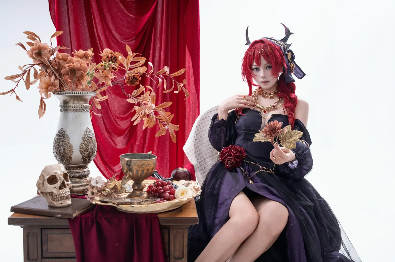 【史爾特爾cos】明日方舟紅髮惡魔，深紫長裙與復古佈景的暗黑碰撞 - 和瑾 - 第2張