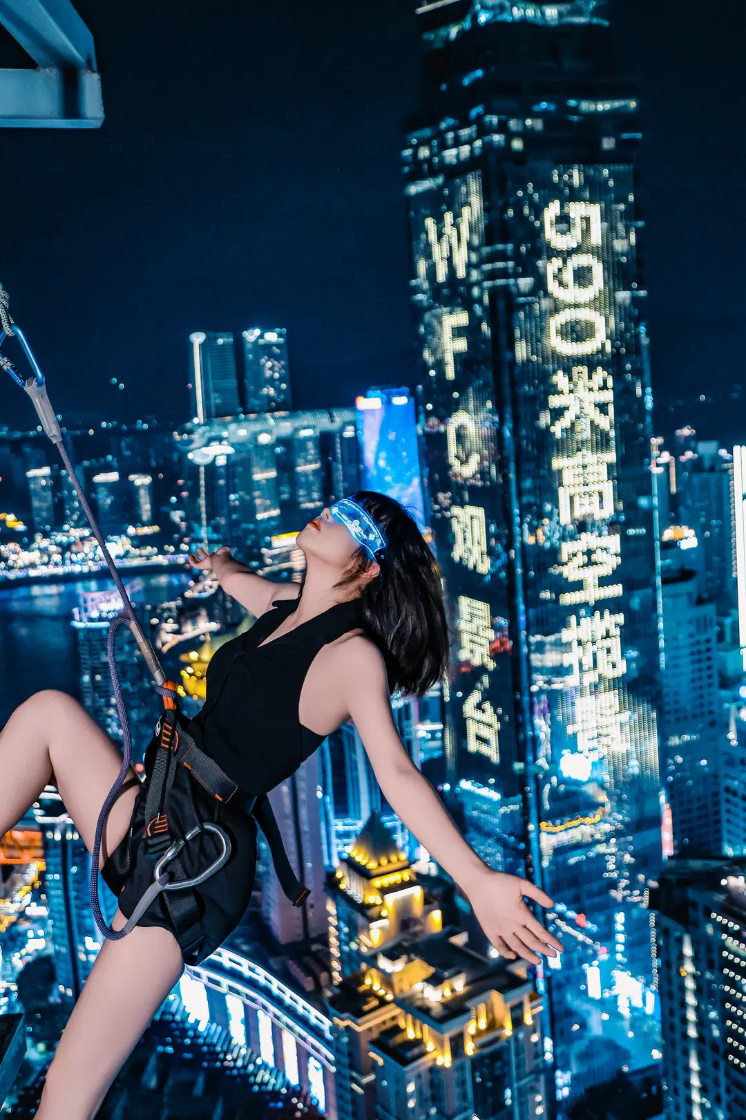Cyberpunk Night Shoot at Rooftop 131: Aerial Photography Stunner Over the City by 二莎莎 - Image 4