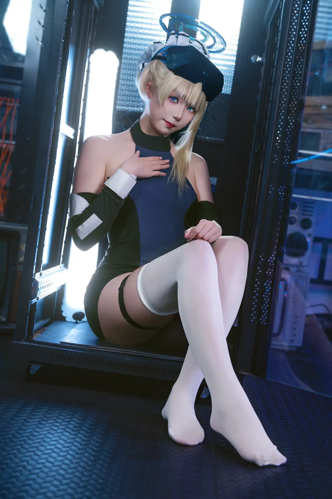 [Asuma Toki cosplay] Blue Archive Cyberpunk Sci-Fi Girl Server Room Cosplay Photoshoot by 小雨幺幺零 - Image 6