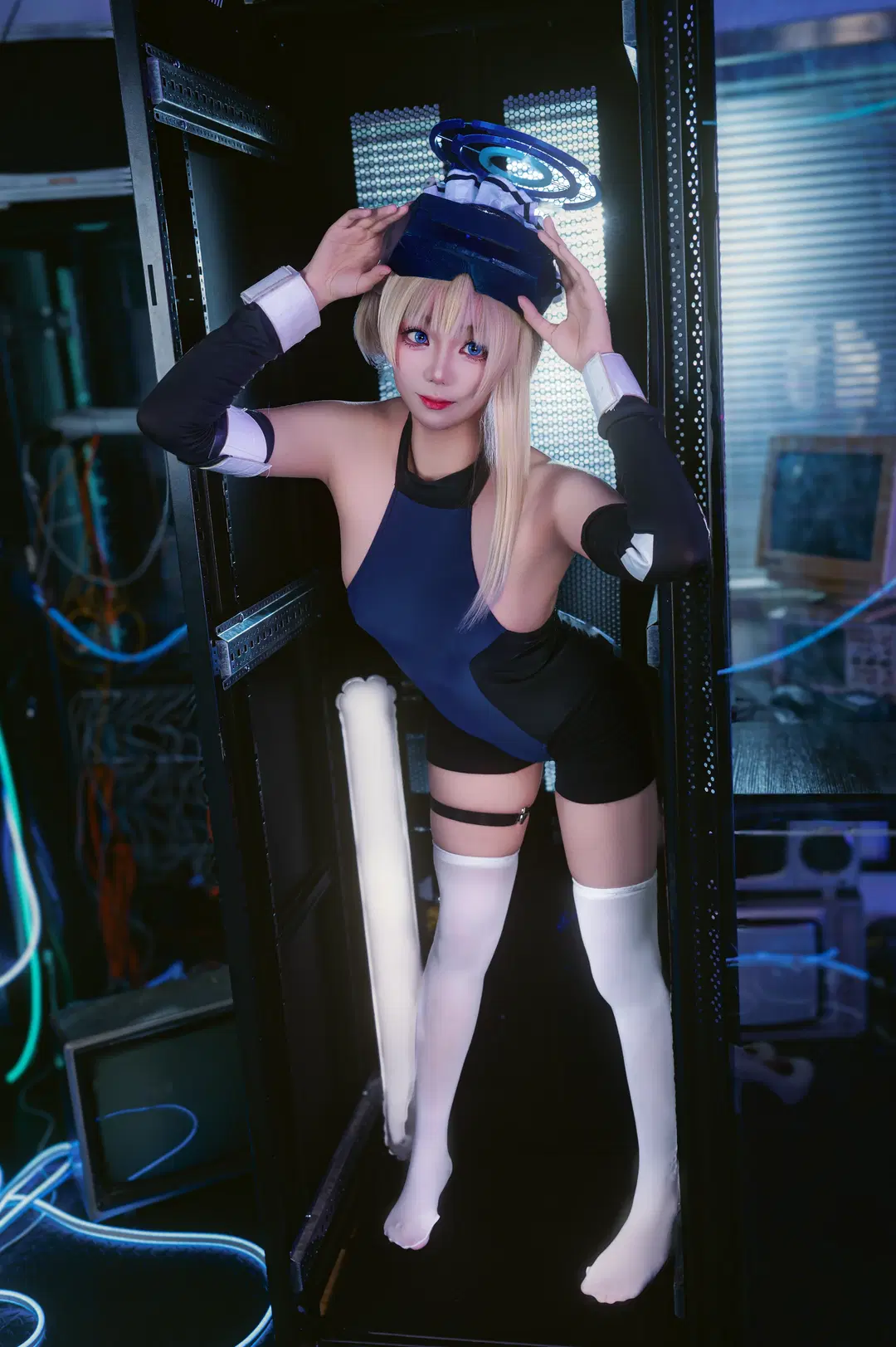 [Asuma Toki cosplay] Blue Archive Cyberpunk Sci-Fi Girl Server Room Cosplay Photoshoot by 小雨幺幺零 - Image 7
