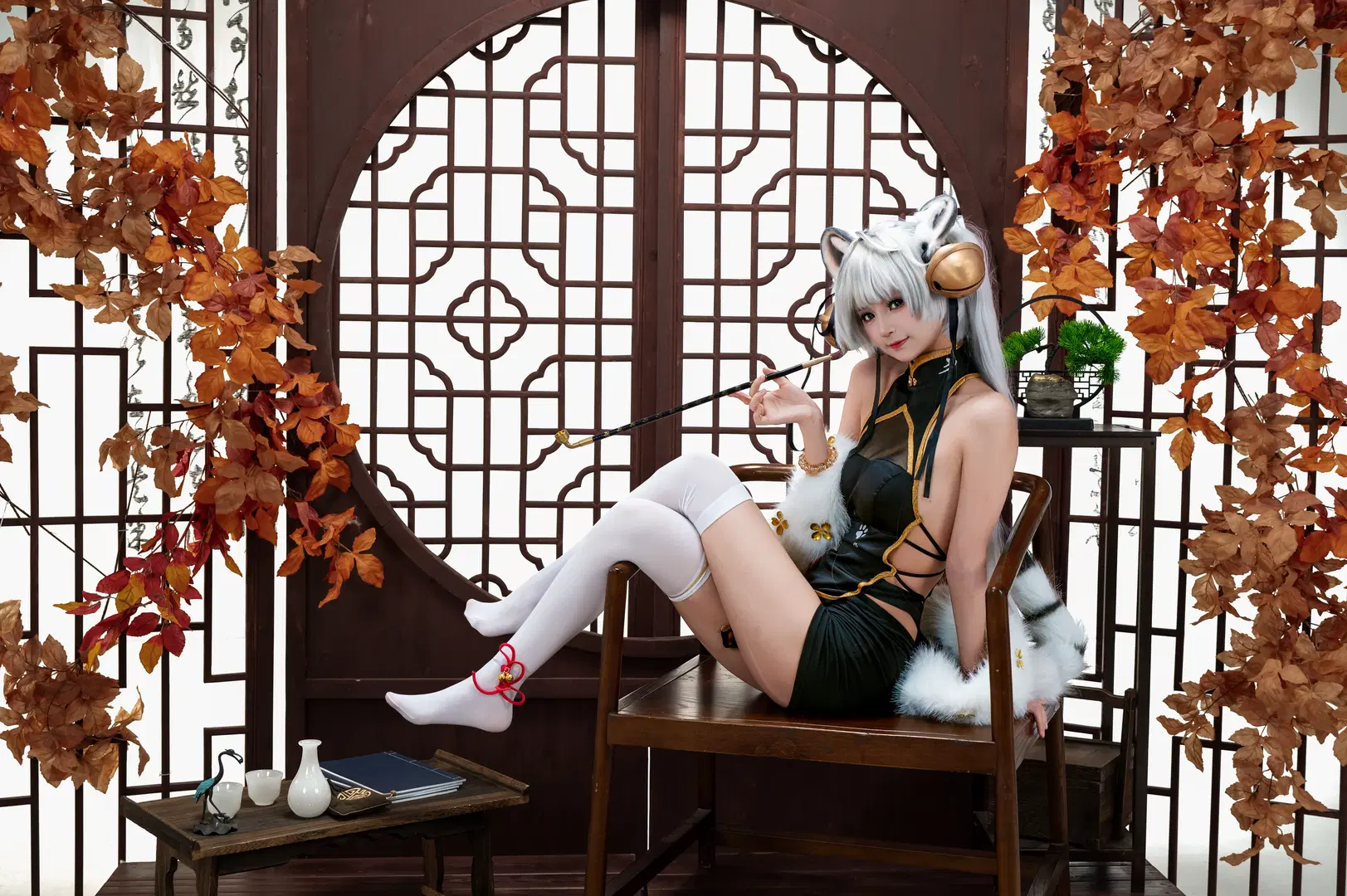 【riko cos】秋老虎里的白虎娘，黑金旗袍与白丝的碰撞 - 小雨幺幺零 - 第2张