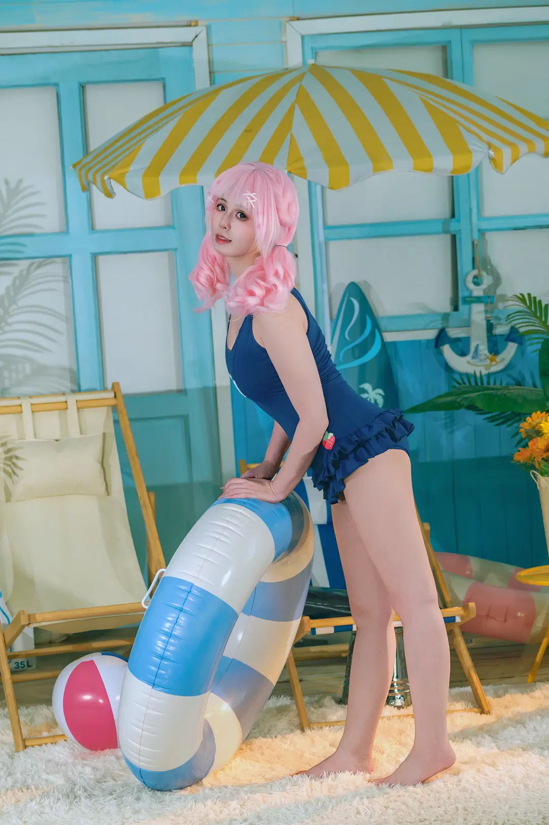 屋内プールで魅せるピンク髪の少女写真、青い水着と夏の清涼感 - 小雨幺幺零 - 3枚目