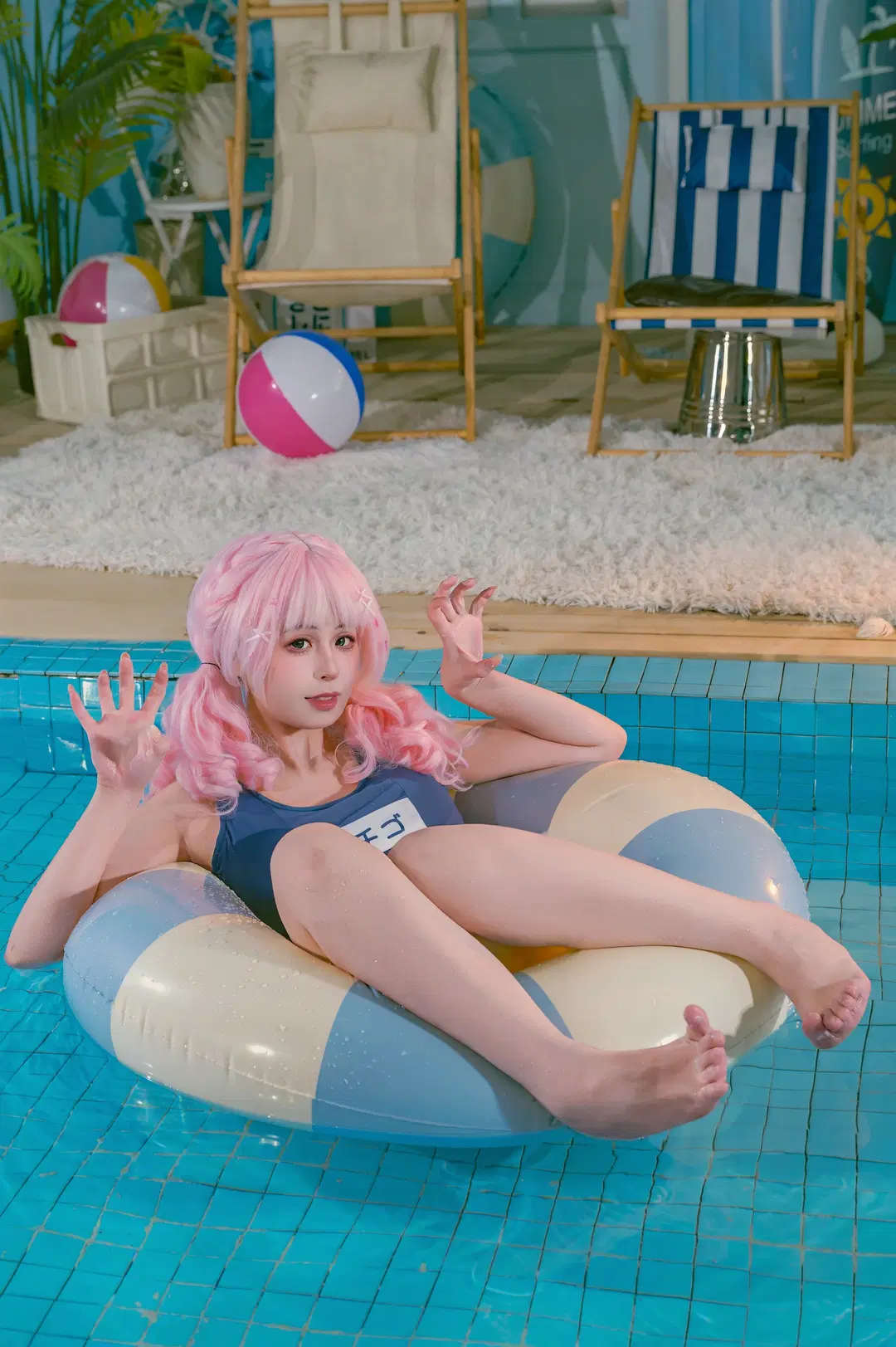 屋内プールで魅せるピンク髪の少女写真、青い水着と夏の清涼感 - 小雨幺幺零 - 5枚目