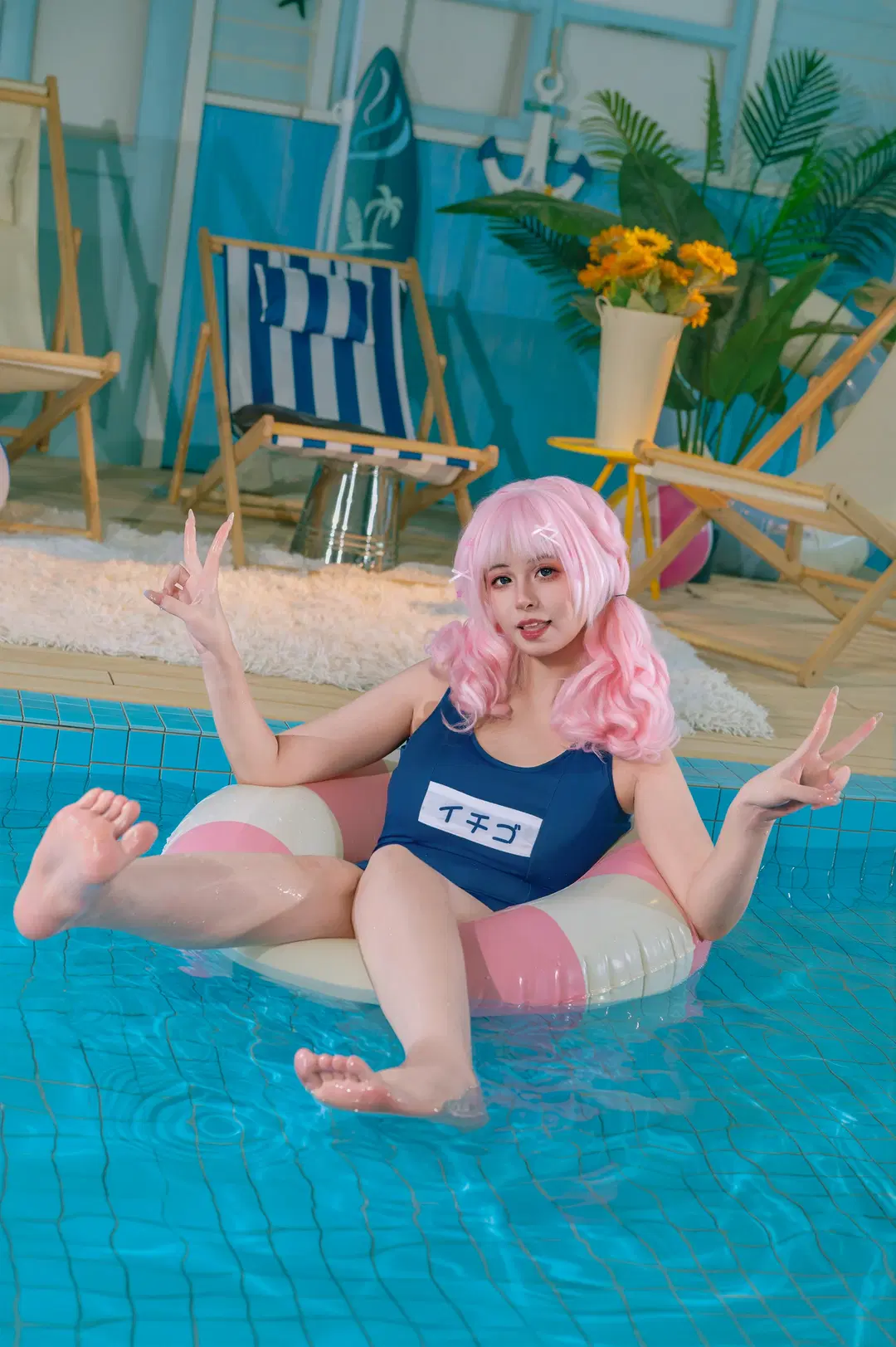屋内プールで魅せるピンク髪の少女写真、青い水着と夏の清涼感 - 小雨幺幺零 - 6枚目