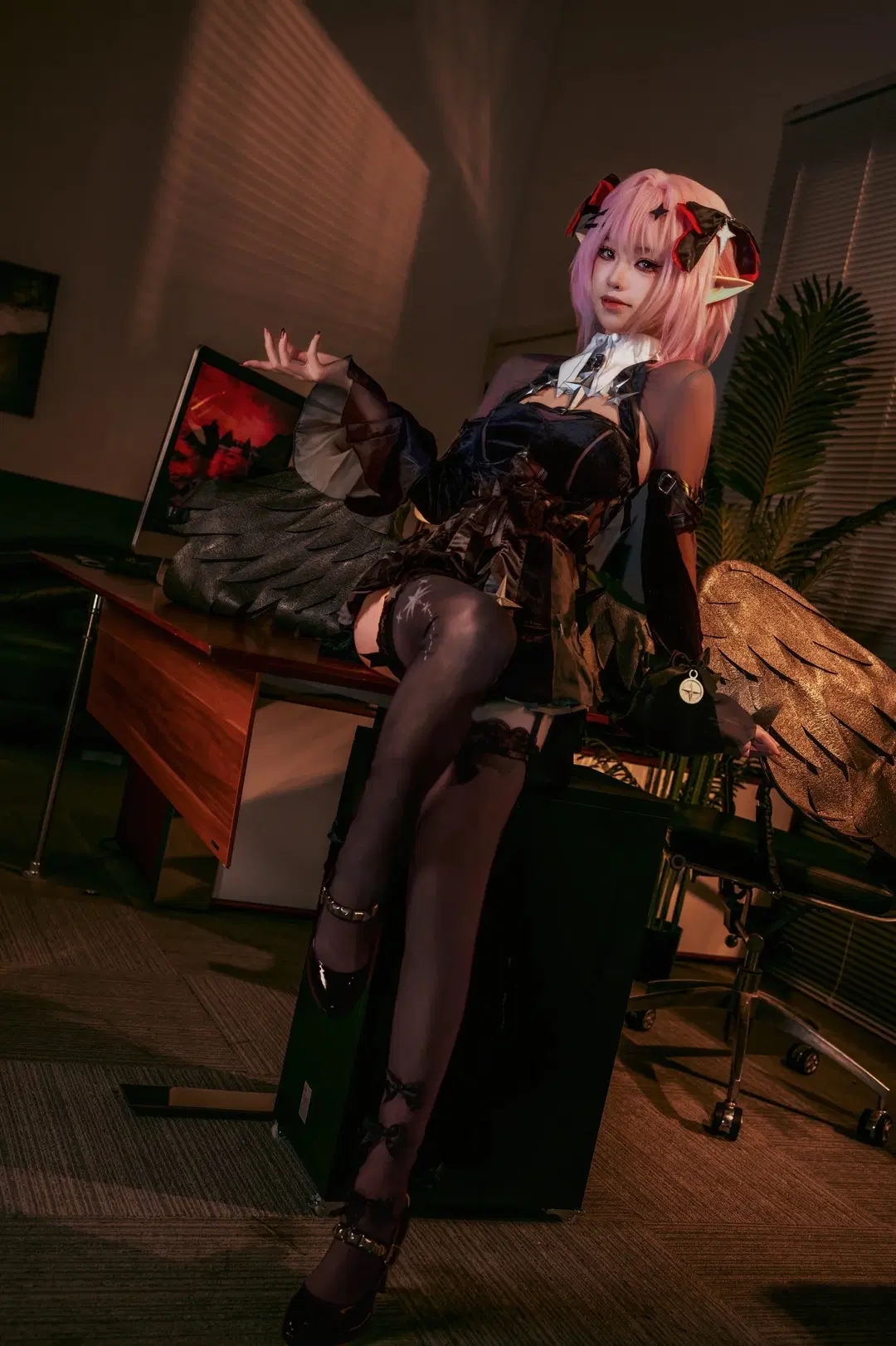 [Remielle cosplay] Slacking Off or Working Overtime in Zenless Zone Zero? Miss Accomplice's Office Daily Routine by 小雨幺幺零 - Image 2