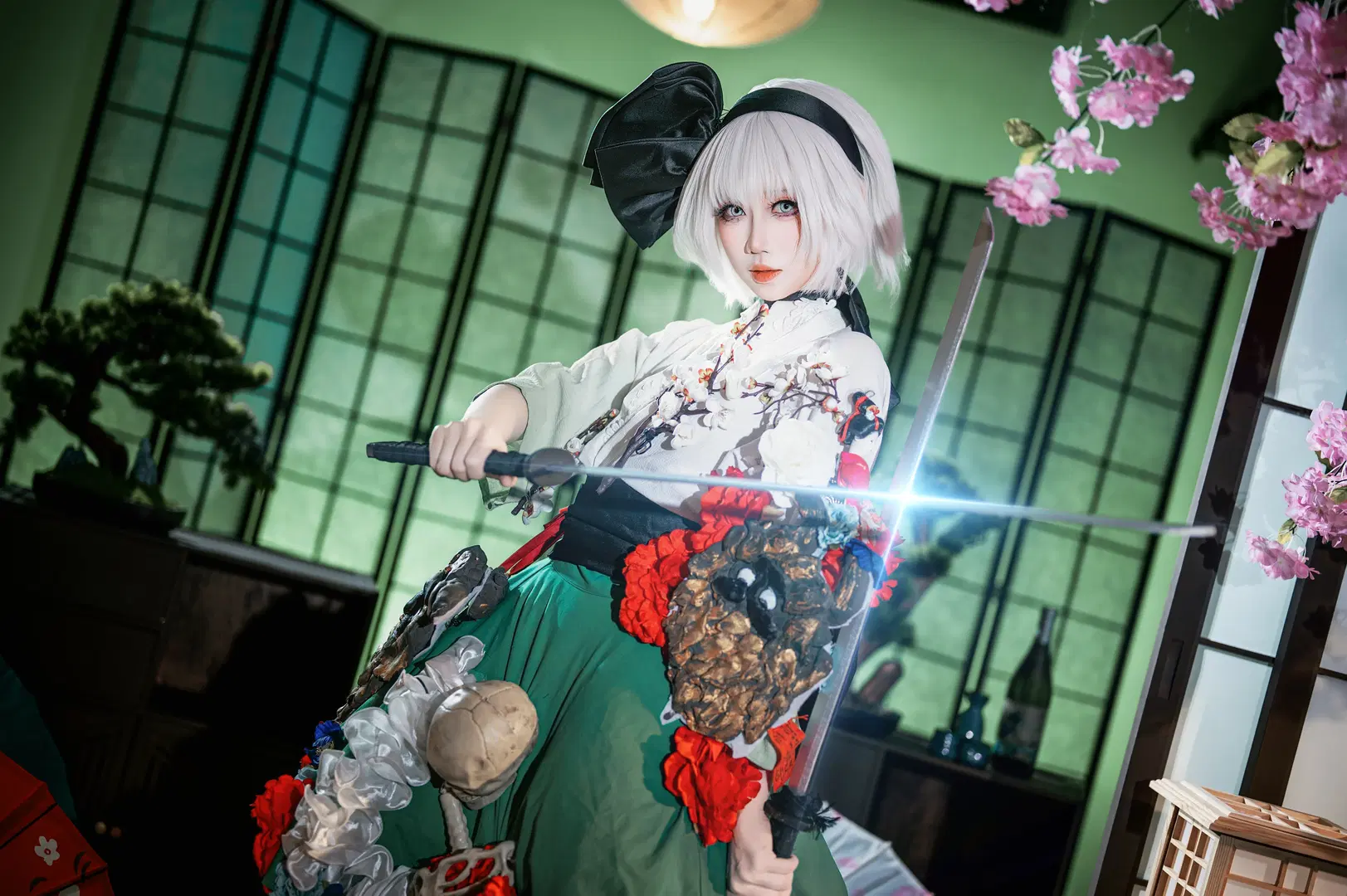 【Youmu Konpaku cosplay】The Collision of Darkness and Vitality in Touhou Project by 圣骑绯月 - Image 9