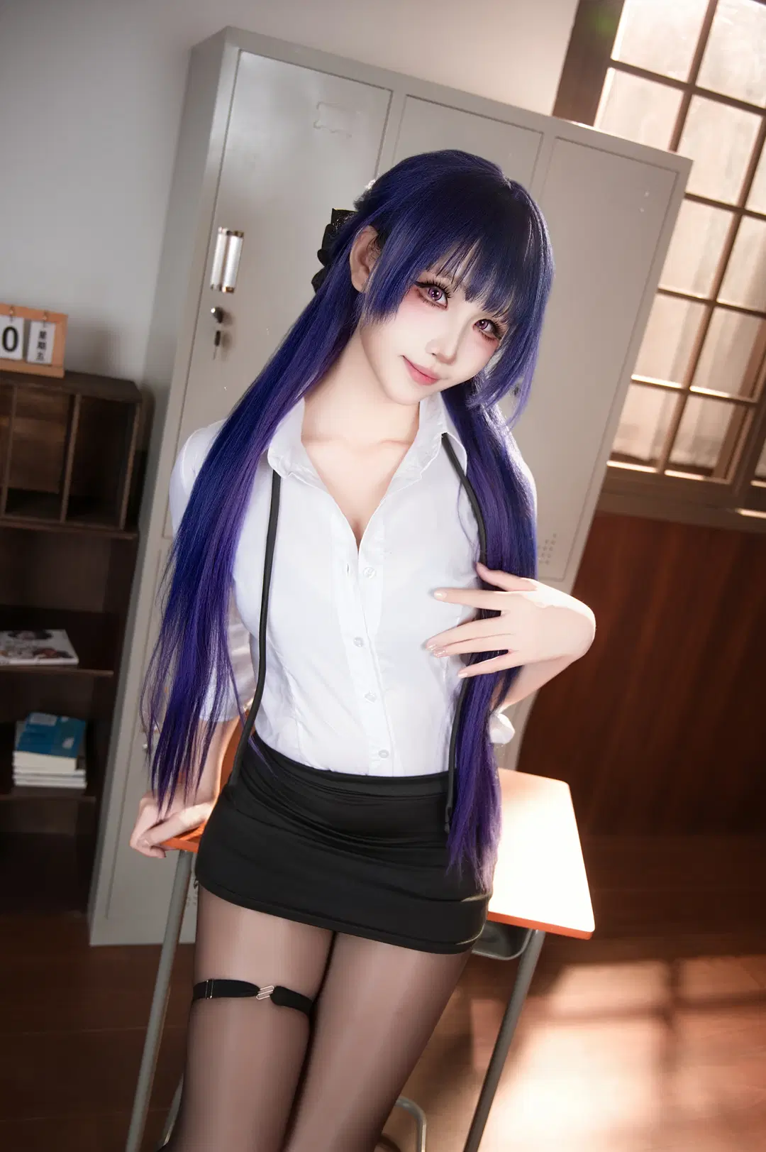 【雷电芽衣cos】后崩坏书OL造型，教室里的光影大片 - 圣骑绯月 - 第9张