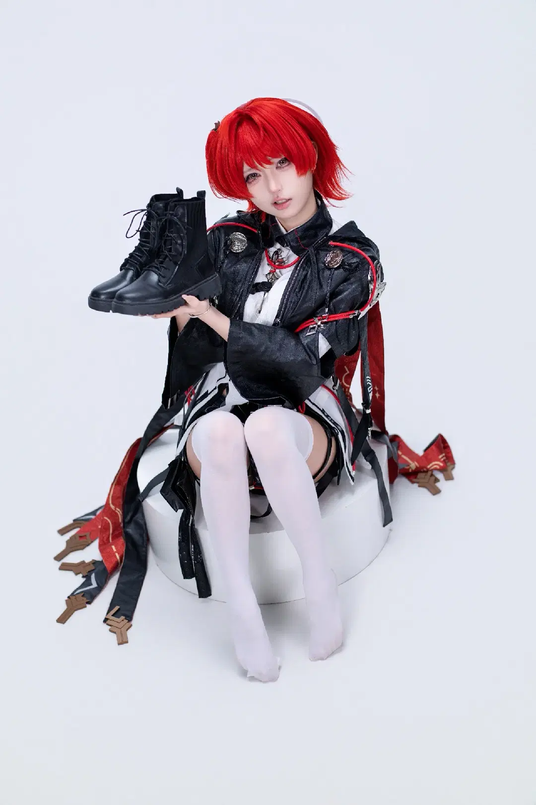 アークナイツ新約エクシアコスプレ、白ストッキングと黒レザージャケットのクールなコントラスト - 糟糕炒饭 - 2枚目