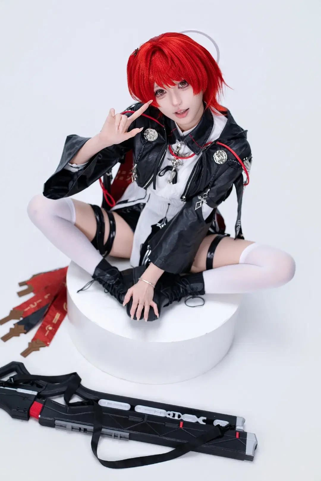 アークナイツ新約エクシアコスプレ、白ストッキングと黒レザージャケットのクールなコントラスト - 糟糕炒饭 - 3枚目