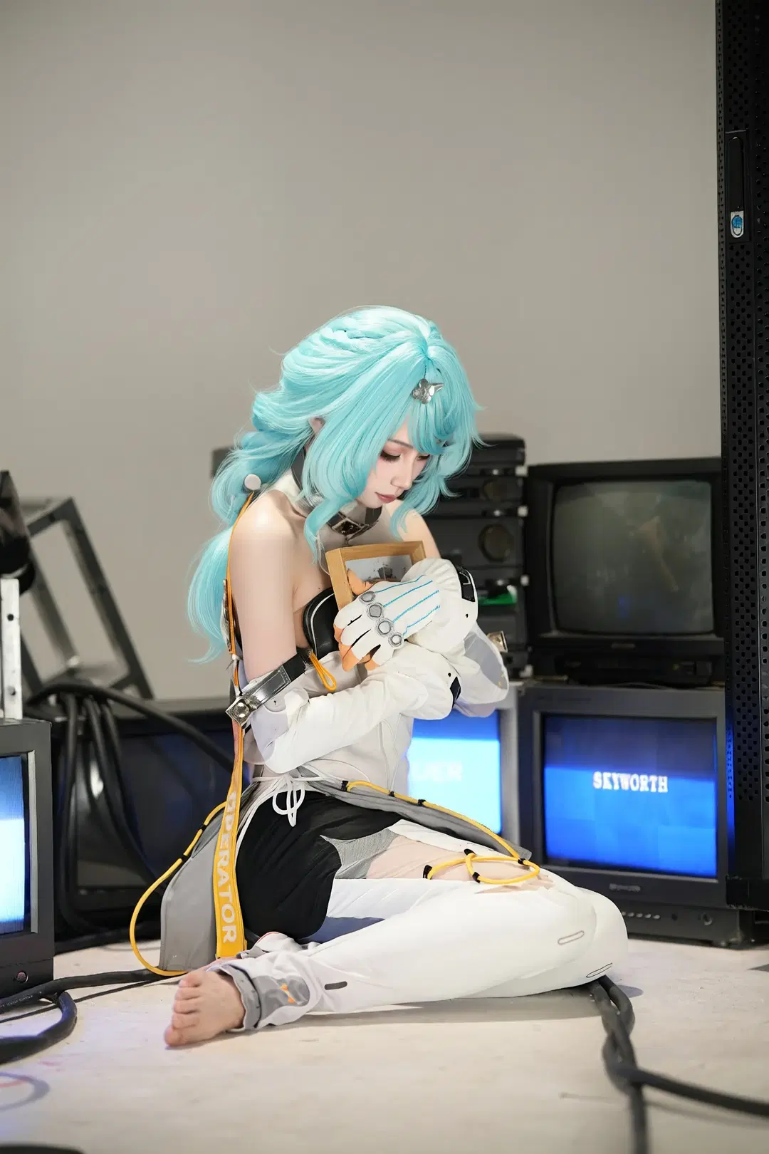 [Seed cosplay] Zenless Zone Zero's Aloof Mechanical Girl: Bringing Out Cyberpunk Textures Through Nuanced Details by cui脆皮 - Image 3