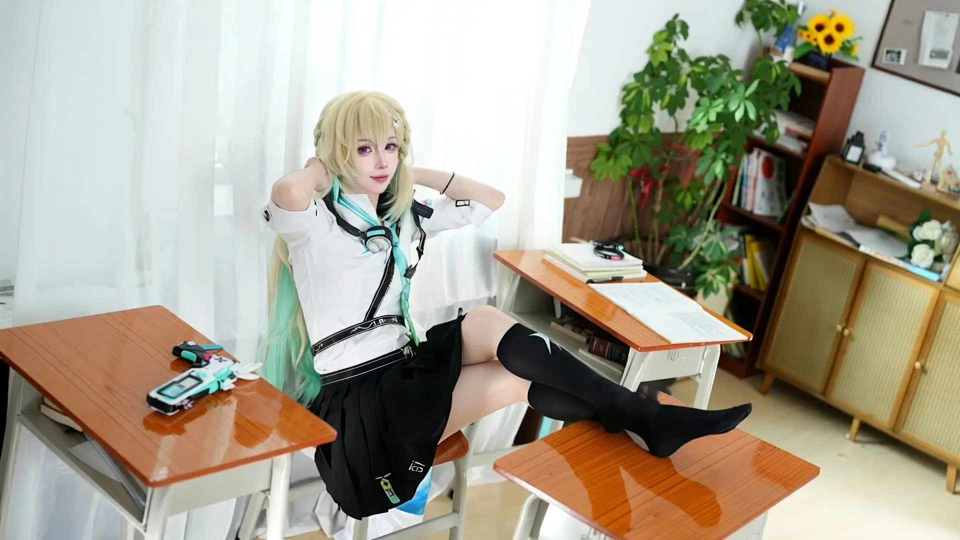 鸣潮, 琳奈cos, 二次元cosplay, 黑色丝袜, 学园风