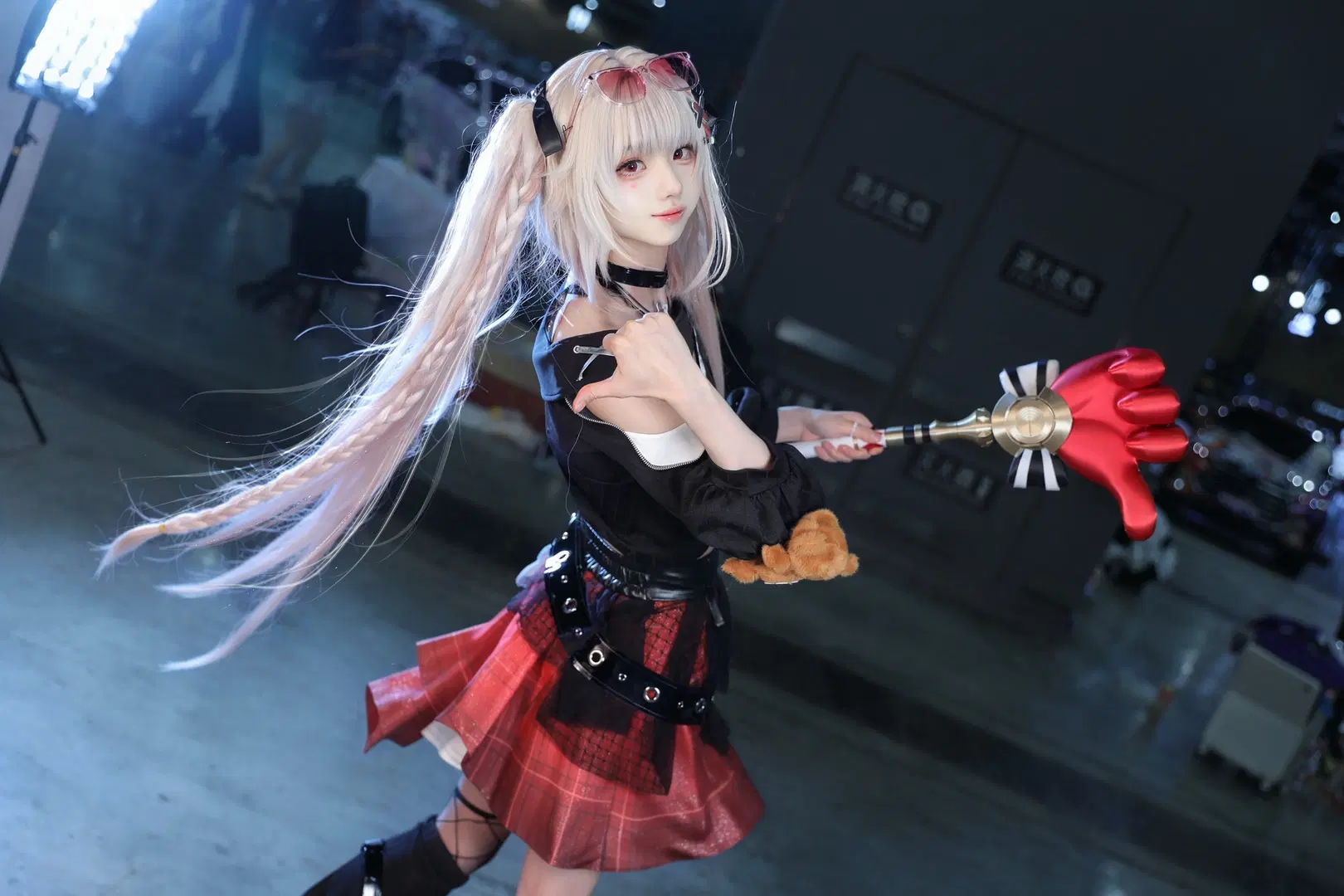 【花火 コスプレ】崩壊：スターレイル 巨大な赤い手の小道具を手にしたお茶目な少女 - cui脆皮 - 3枚目
