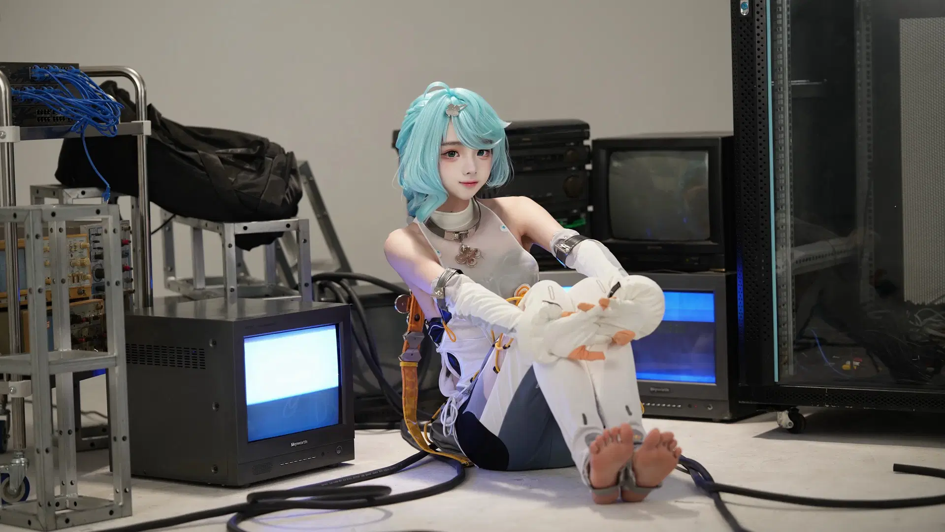 [Seed cosplay] Zenless Zone Zero: A Special Photoshoot Day in a Retro Server Room by cui脆皮 - Image 2