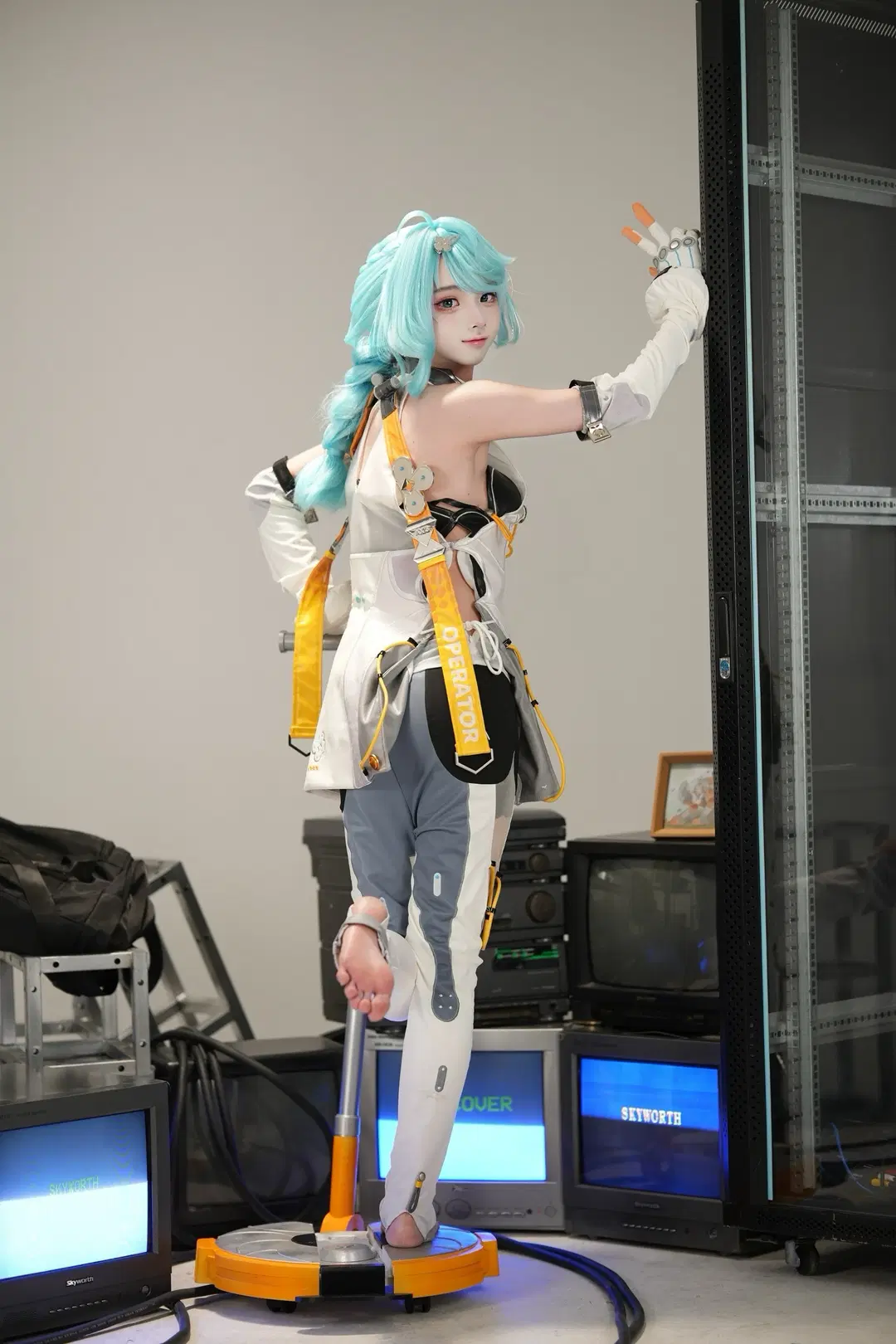[Seed cosplay] Zenless Zone Zero: A Special Photoshoot Day in a Retro Server Room by cui脆皮 - Image 4