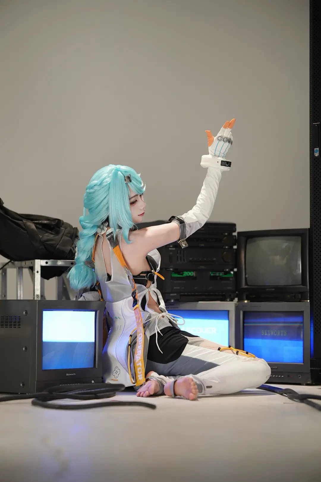 [Seed cosplay] Zenless Zone Zero: A Special Photoshoot Day in a Retro Server Room by cui脆皮 - Image 5