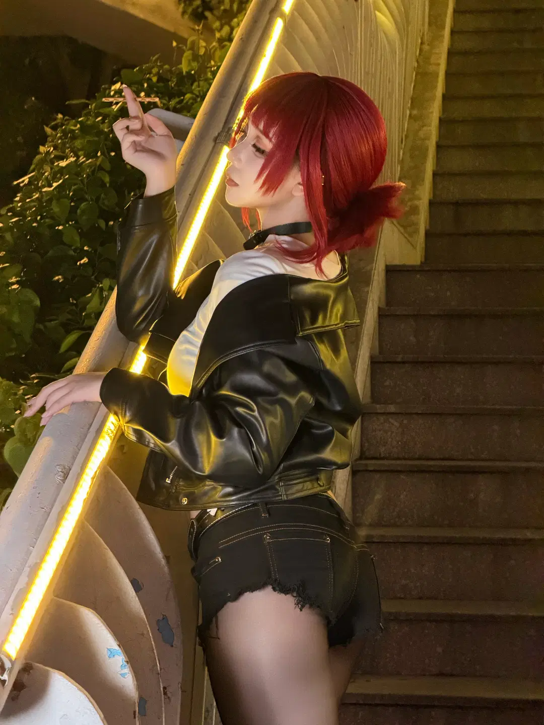 【山田小姐cos】紅髮皮衣與黑絲的街角氛圍感 - NEKO不是小小鹿 - 第3張