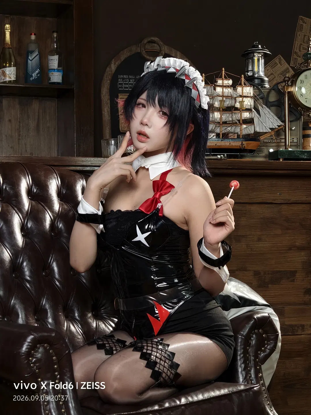 复古酒吧里的漆皮女仆装，手机直出的独特氛围感 - 无名ww - 第2张
