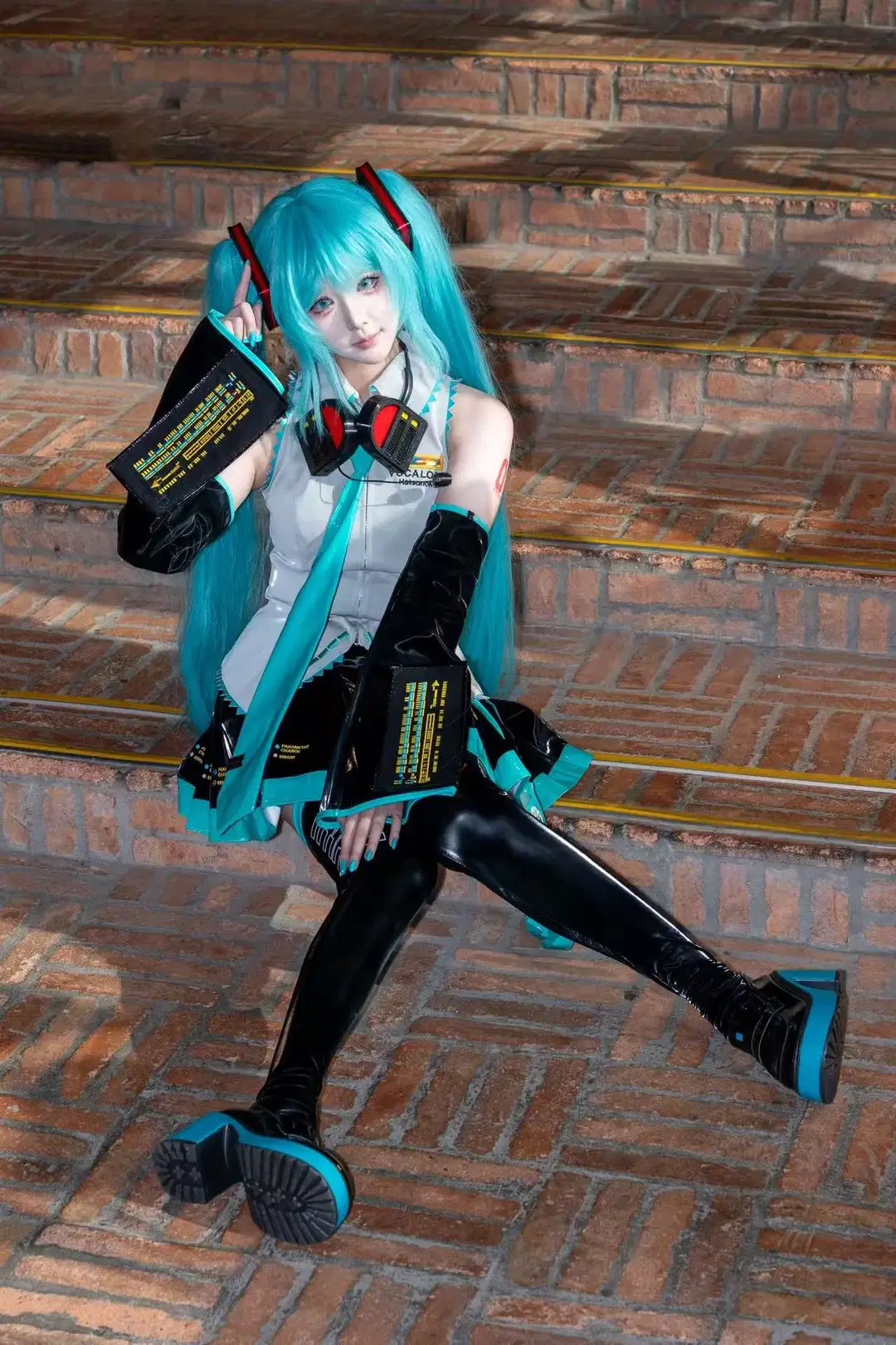 【初音未来cos】青绿双马尾与亮面材质的梦幻感碰撞 - 洛钰 - 第2张