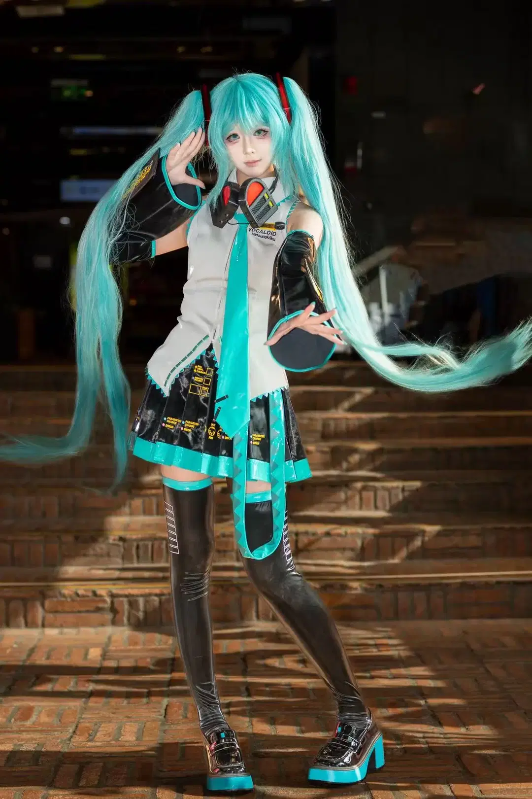 【初音未来cos】青绿双马尾与亮面材质的梦幻感碰撞 - 洛钰 - 第3张