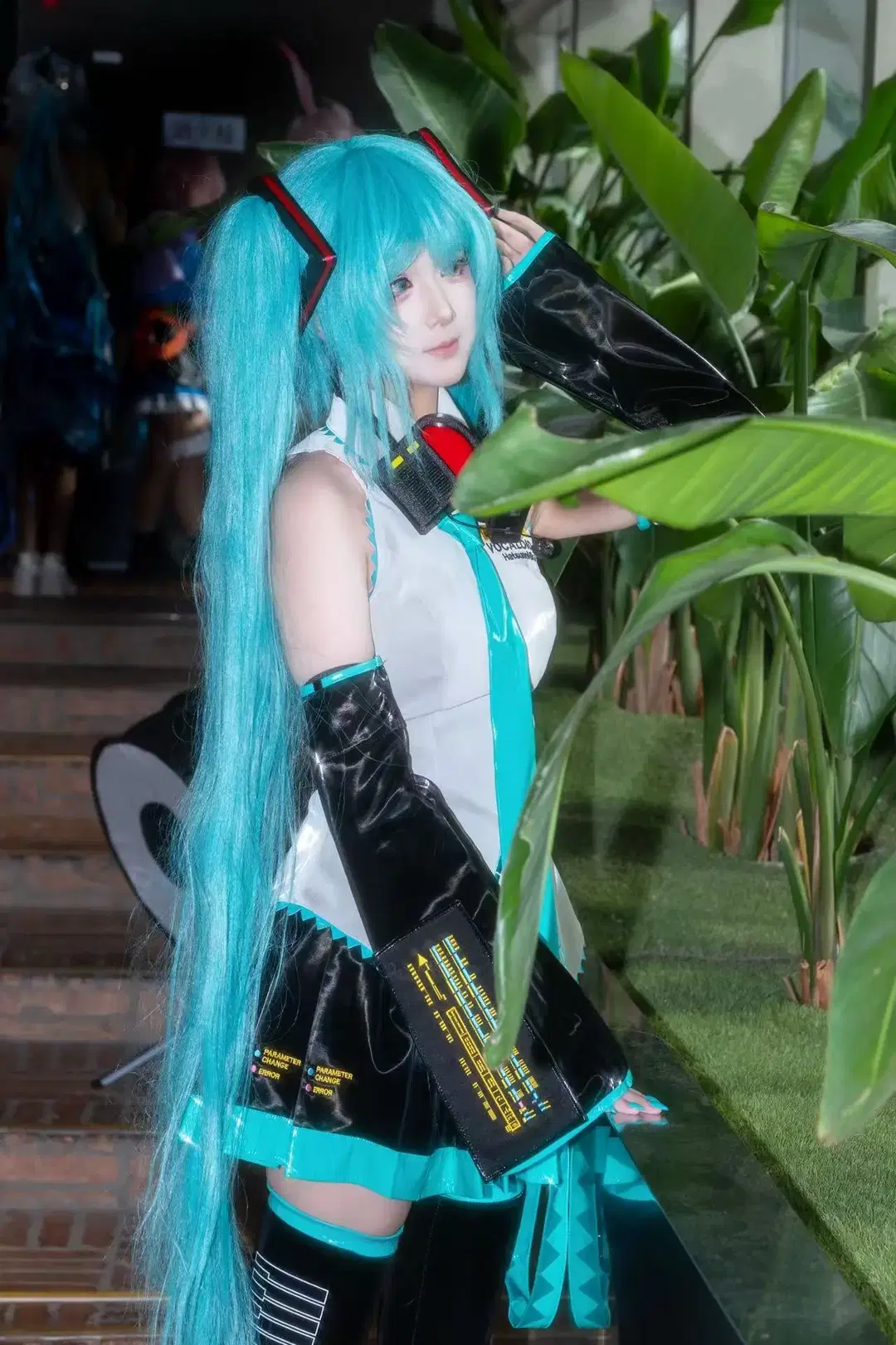 【初音未来cos】青绿双马尾与亮面材质的梦幻感碰撞 - 洛钰 - 第4张