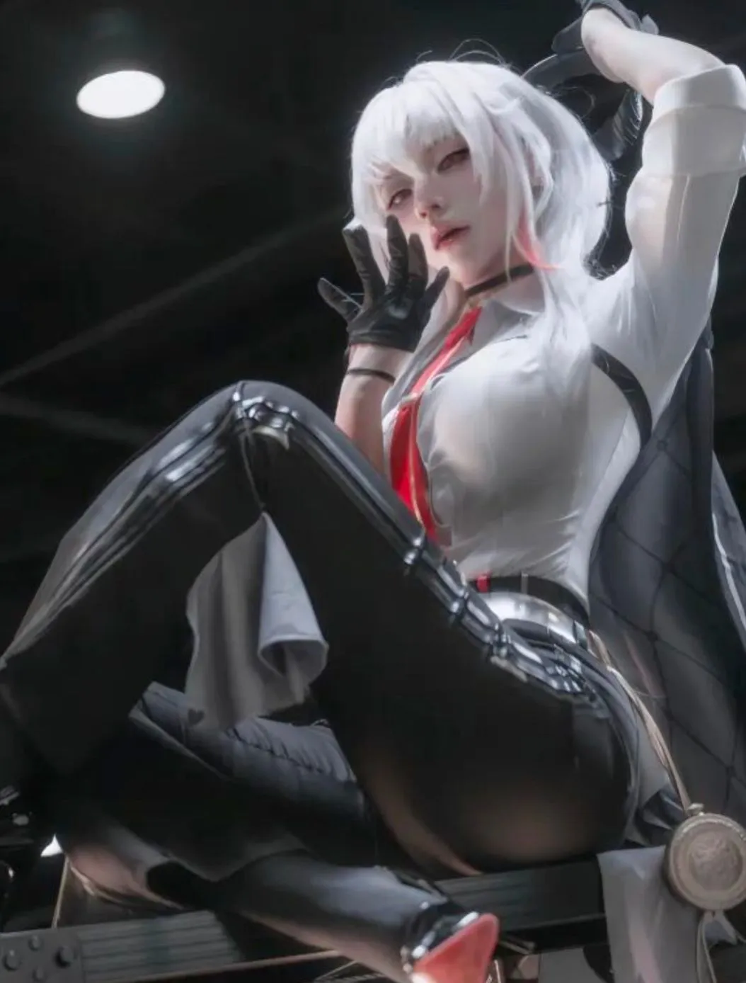 【赞妮cos】鸣潮中的冷酷造型，紧身裤高跟鞋漫展实拍 - 小彭《星穹铁道》 - 第3张