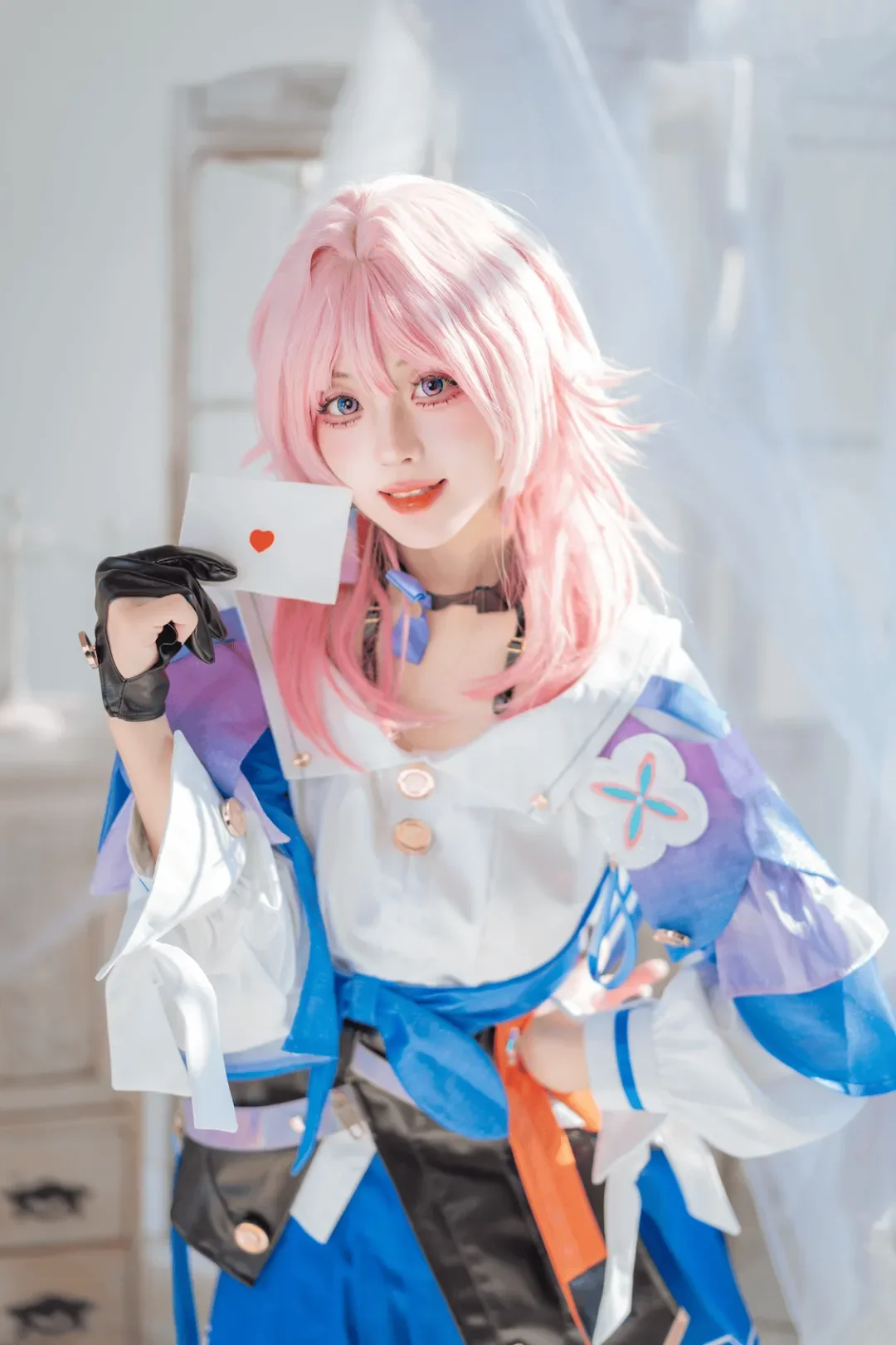 【三月七cos】粉色发丝与蓝白裙装，配上木柜的光影氛围很棒 - 小彭《星穹铁道》 - 第4张