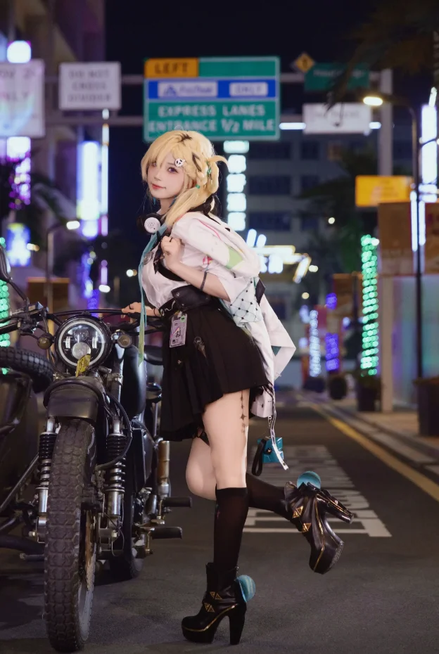 Wuthering Waves, Lynae cosplay, Night portrait, Black stockings, Street biker style