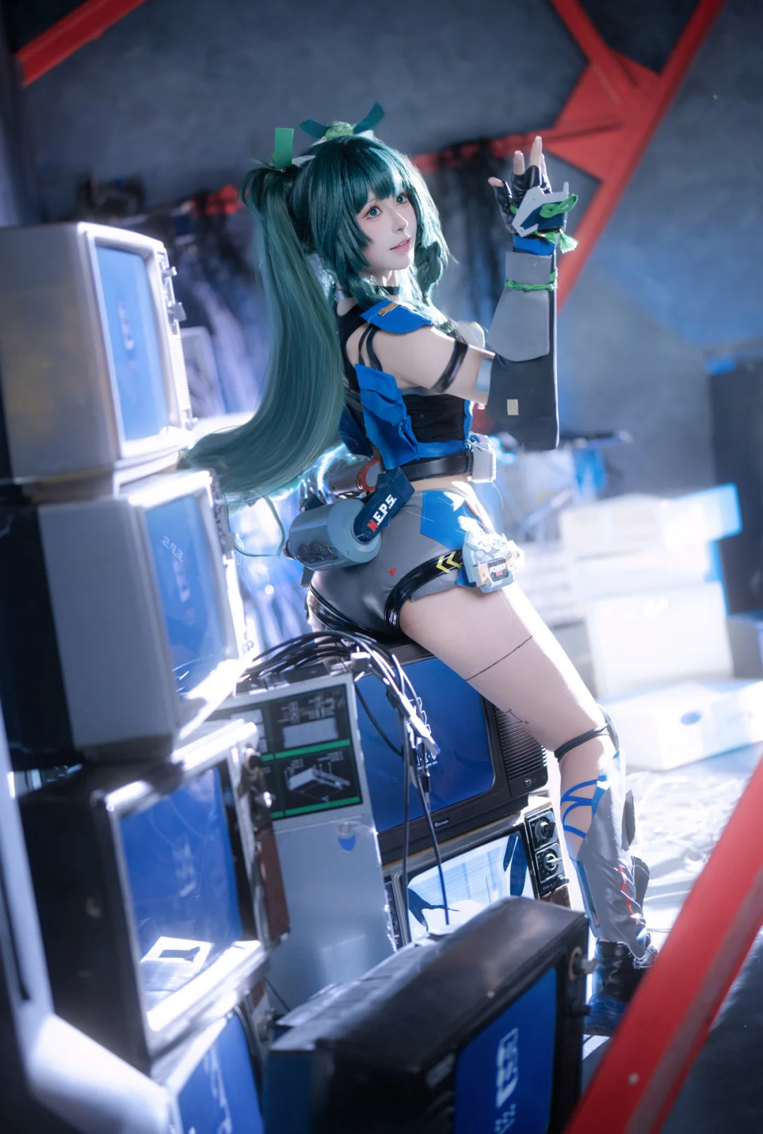 Server Room Shoot of a Blue-Green Mecha Style Girl by 小彭《星穹铁道》 - Image 2