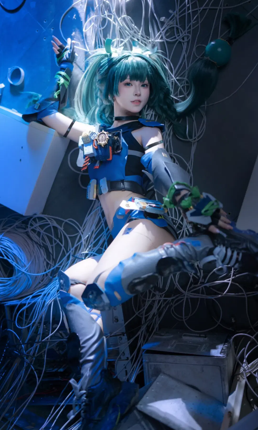 Server Room Shoot of a Blue-Green Mecha Style Girl by 小彭《星穹铁道》 - Image 4