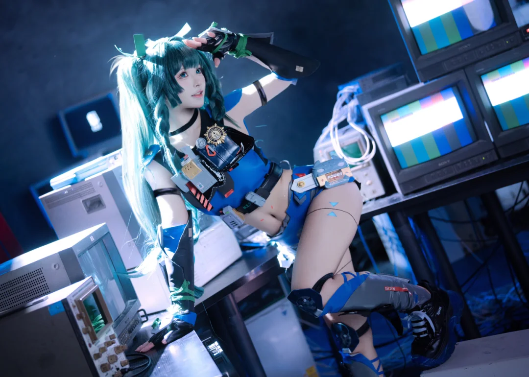 Server Room Shoot of a Blue-Green Mecha Style Girl by 小彭《星穹铁道》 - Image 5