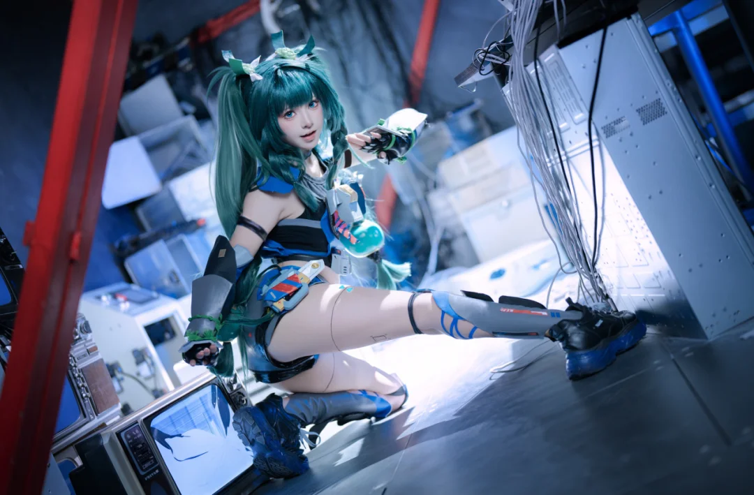 Server Room Shoot of a Blue-Green Mecha Style Girl by 小彭《星穹铁道》 - Image 7