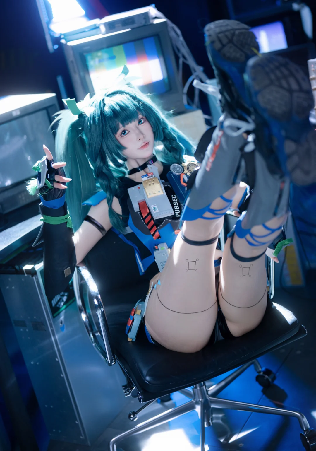 Server Room Shoot of a Blue-Green Mecha Style Girl by 小彭《星穹铁道》 - Image 9
