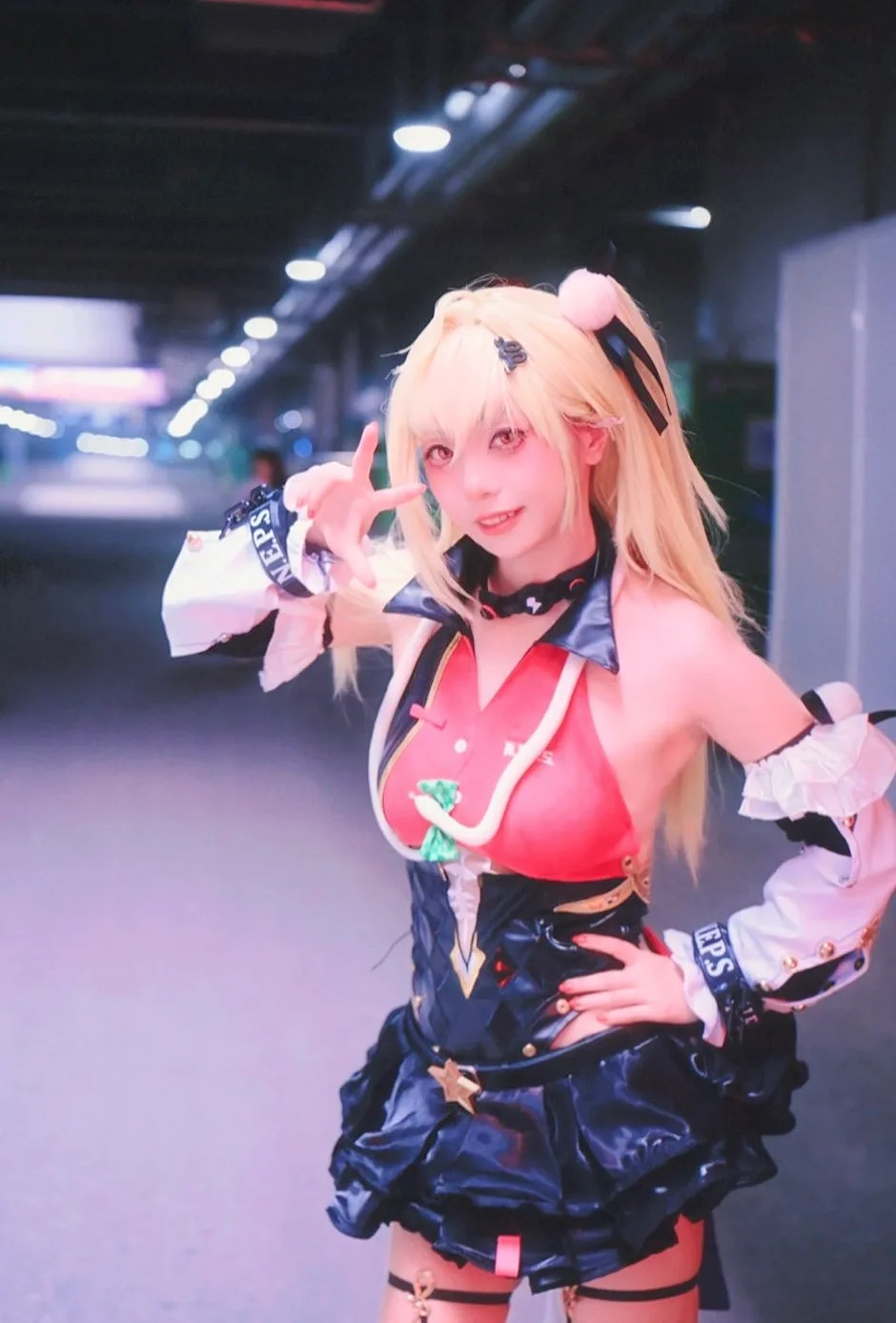 漫展返图, 二次元cosplay, 魔法杖道具, 金发cos, 红黑皮衣