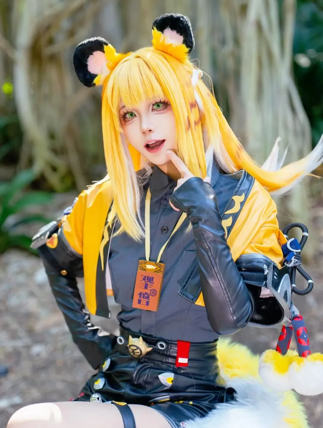 【橘福福cos】亮黄皮衣兽耳娘，树林里的活泼身姿 - 小彭《星穹铁道》 - 第4张