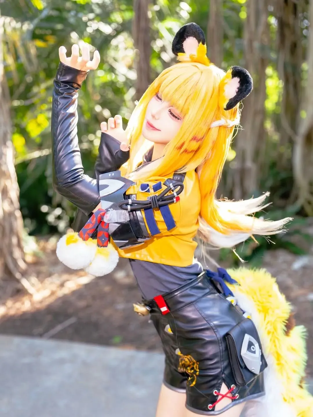 【橘福福cos】亮黄皮衣兽耳娘，树林里的活泼身姿 - 小彭《星穹铁道》 - 第6张