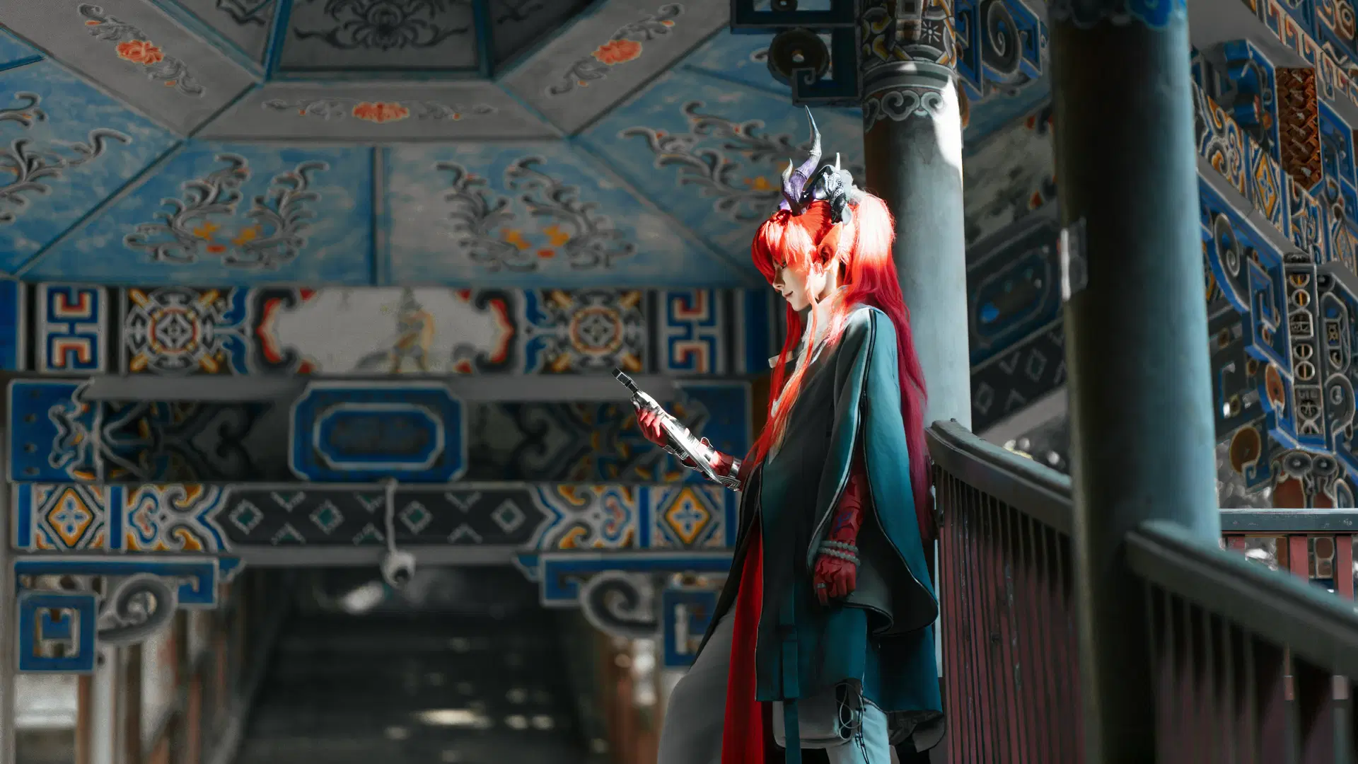 【ユウ コスプレ】『アークナイツ』ロケ撮影、赤髪と青衣で触れる俗世の温もり - 浪矢 - 2枚目