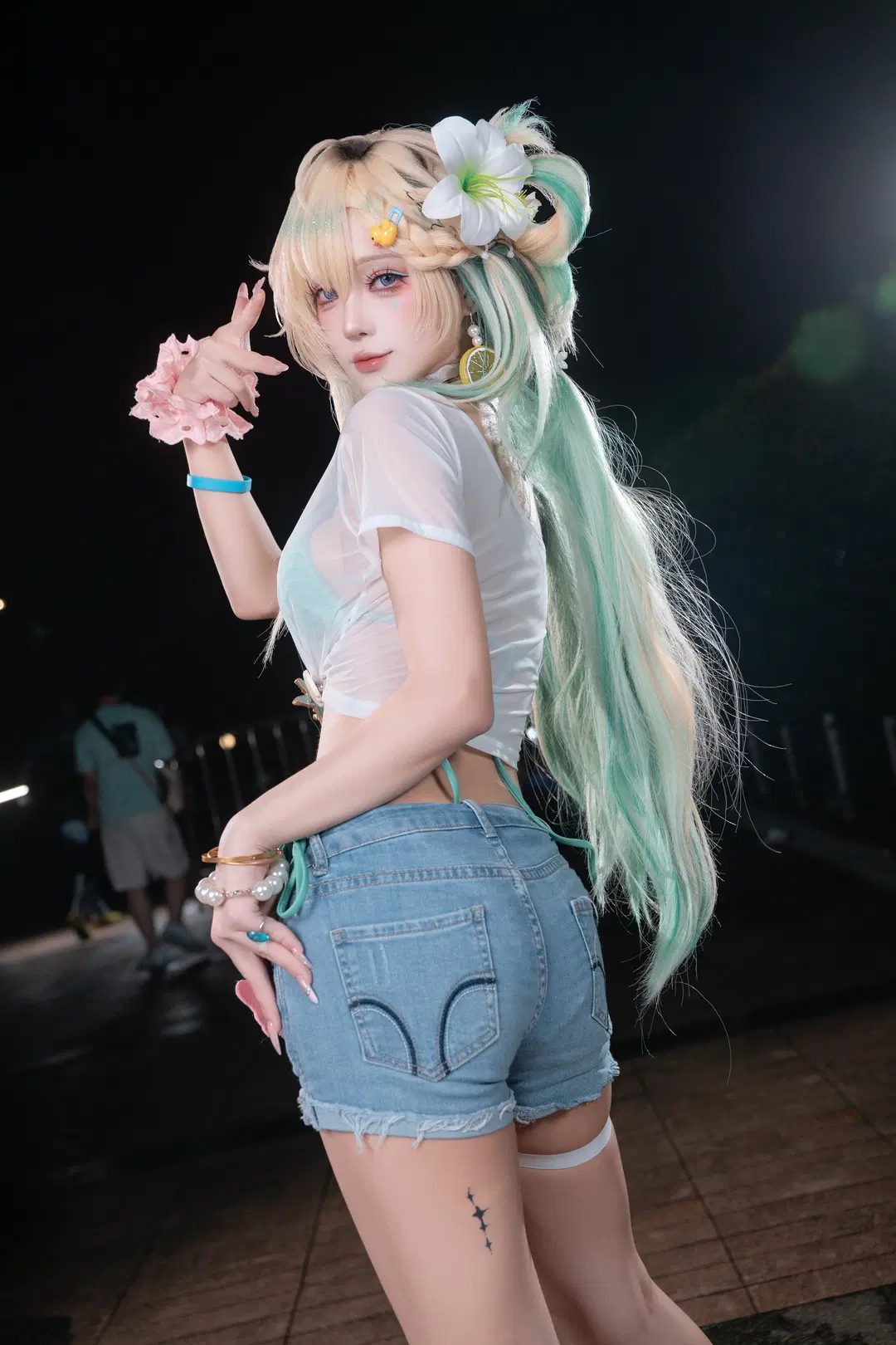 [Lynae cosplay] Wuthering Waves Summer Swimsuit: A Refreshing Breeze at the Convention by 極樂二號機 - Image 2