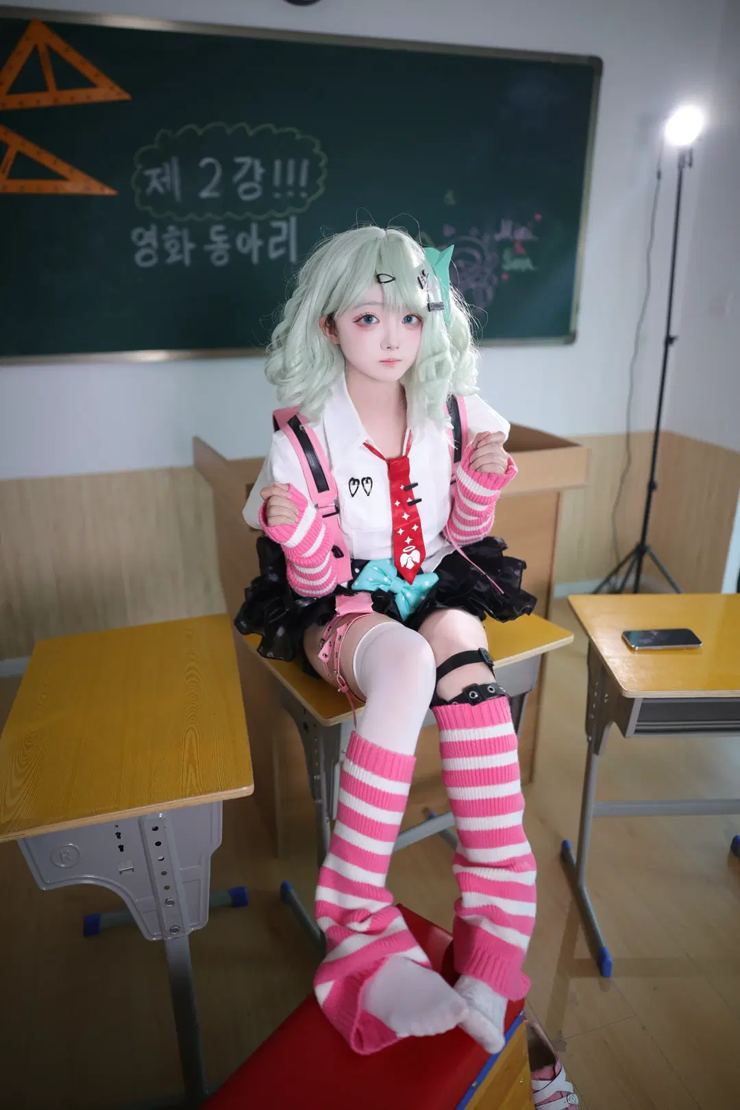 白丝, 千夏cos, 校园风cosplay, 教室摄影, 粉白条纹袜
