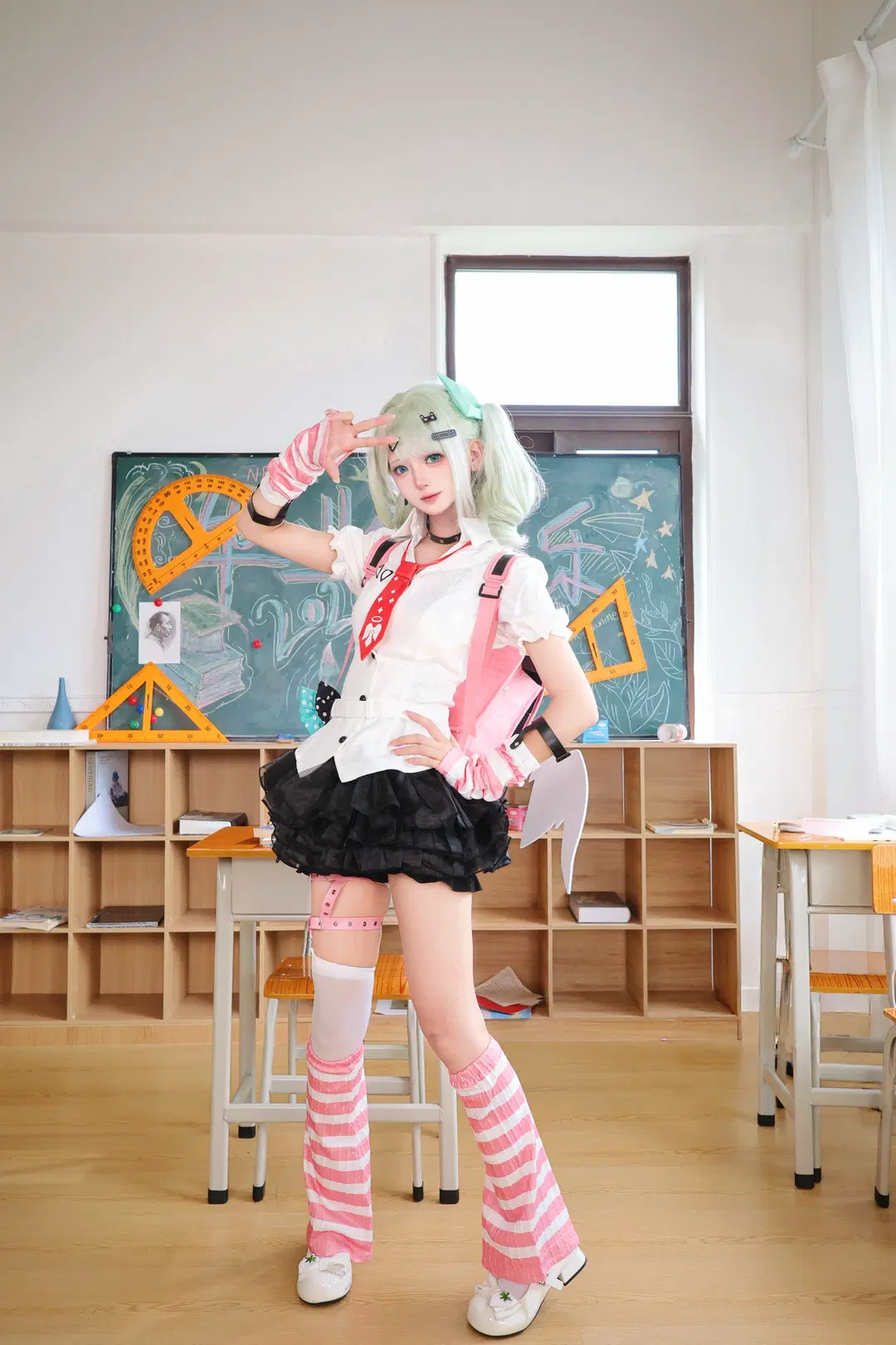 ゼンレスゾーンゼロ, コスプレ, 白ストッキング, 千夏 コスプレ, 教室
