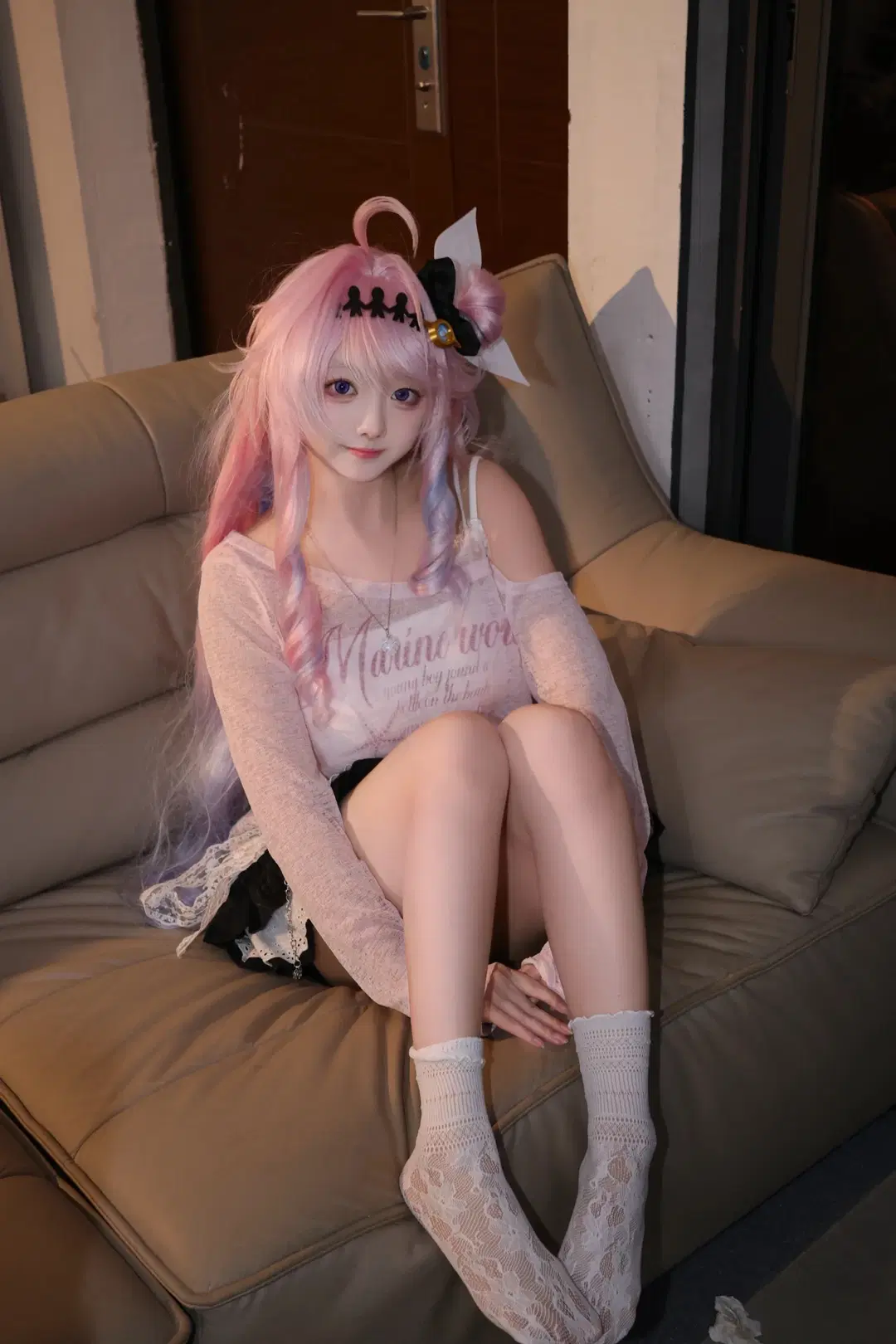 鸣潮, 达妮娅cos, 粉发少女, 白丝穿搭, 蕾丝穿搭