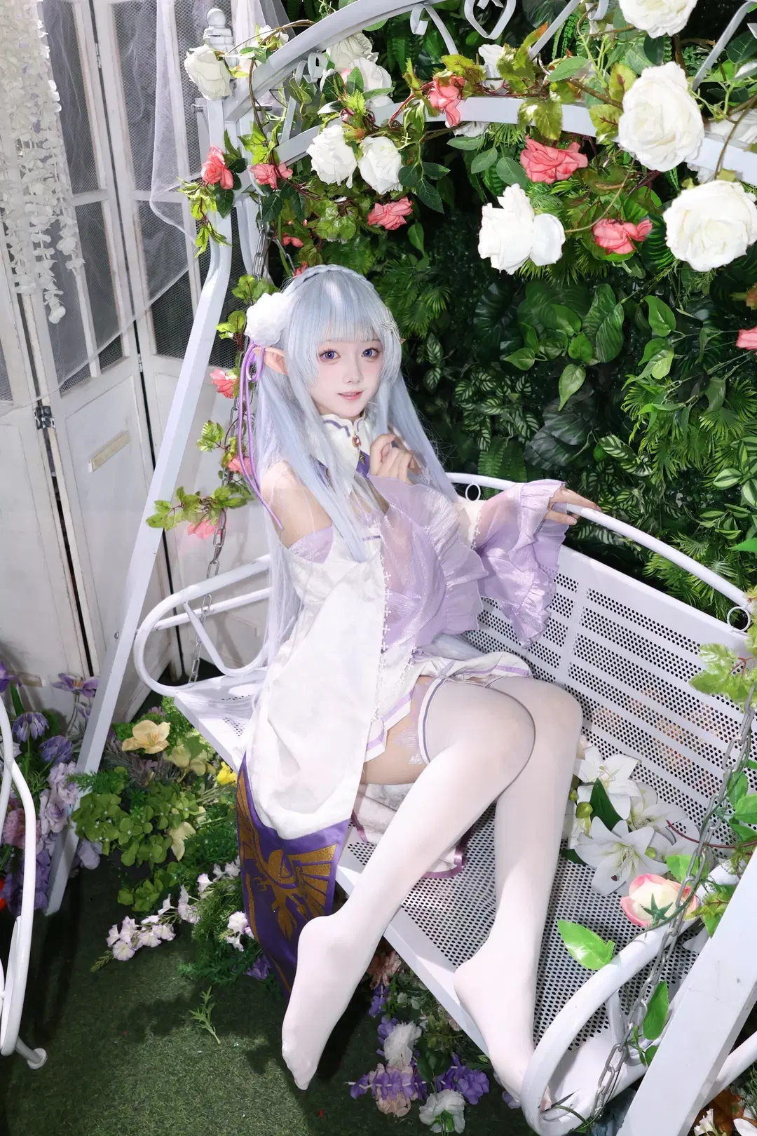【エミリア コスプレ】白ストッキングの精霊少女、花園のブランコで紡ぐ撮影記録 - 晚星 - 3枚目