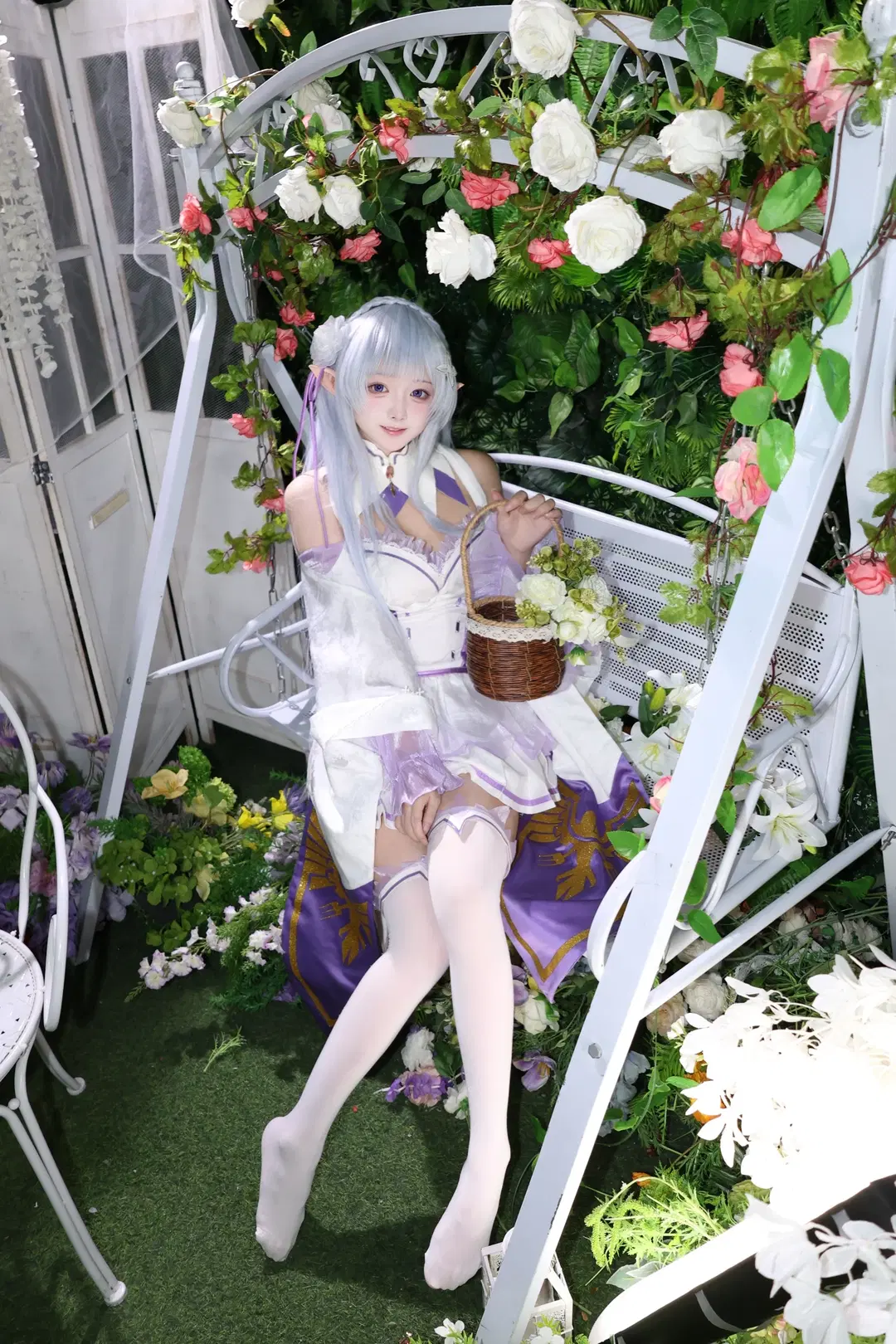 【エミリア コスプレ】白ストッキングの精霊少女、花園のブランコで紡ぐ撮影記録 - 晚星 - 4枚目