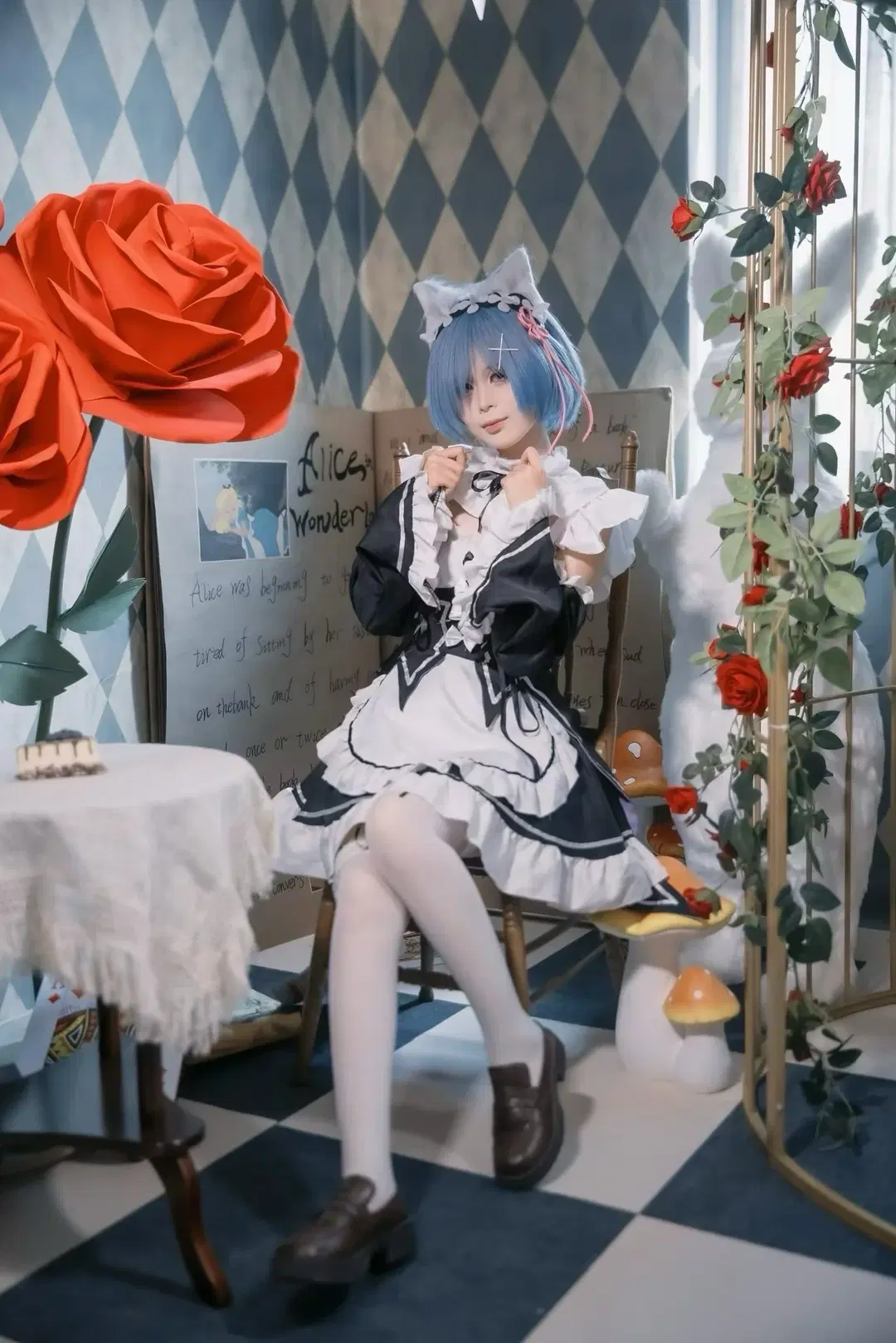 メイド服, 白ストッキング, レム コスプレ, アリス風背景, 自然光ポートレート