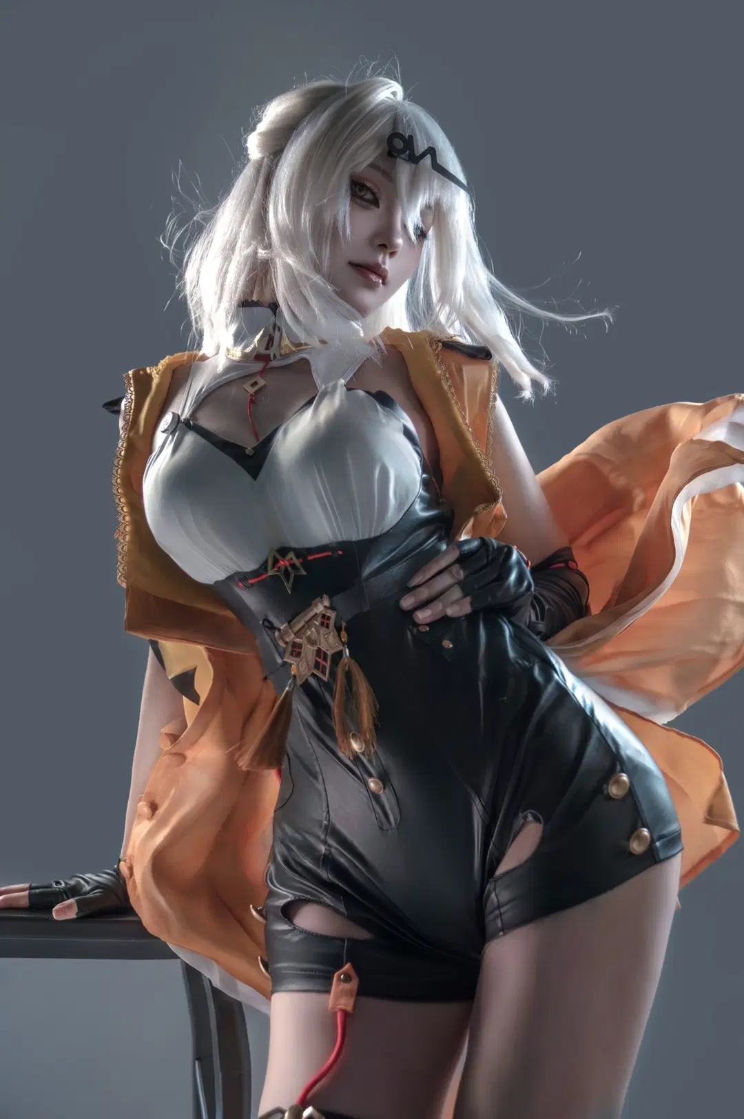 【儀玄 コスプレ】『ゼンレスゾーンゼロ』白ホリ撮影、レザーの質感と光影が織りなす極致の美 - 花遇HUAYU - 2枚目