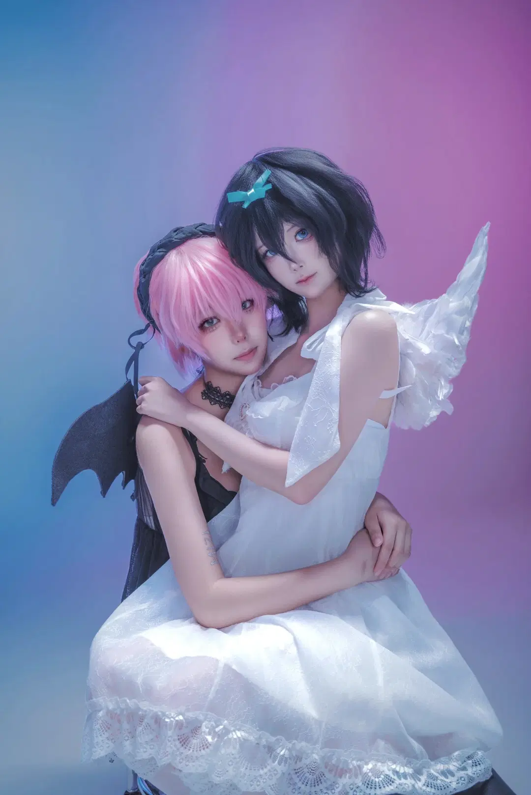 【Mizi & Sua cosplay】The Fateful Resonance of ALIEN STAGE: A Roman Pillar Fantasy Woven with Black and White Wings by lov3eeanxxx - Image 2