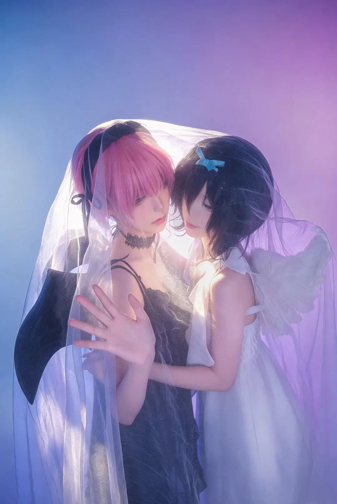 【Mizi & Sua cosplay】The Fateful Resonance of ALIEN STAGE: A Roman Pillar Fantasy Woven with Black and White Wings by lov3eeanxxx - Image 3