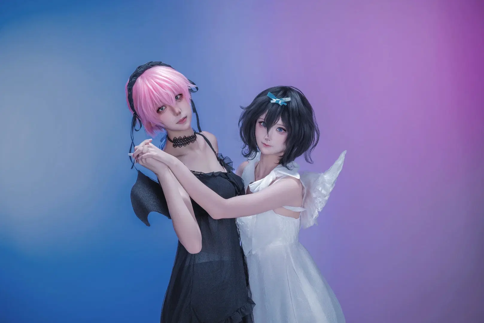 【Mizi & Sua cosplay】The Fateful Resonance of ALIEN STAGE: A Roman Pillar Fantasy Woven with Black and White Wings by lov3eeanxxx - Image 7