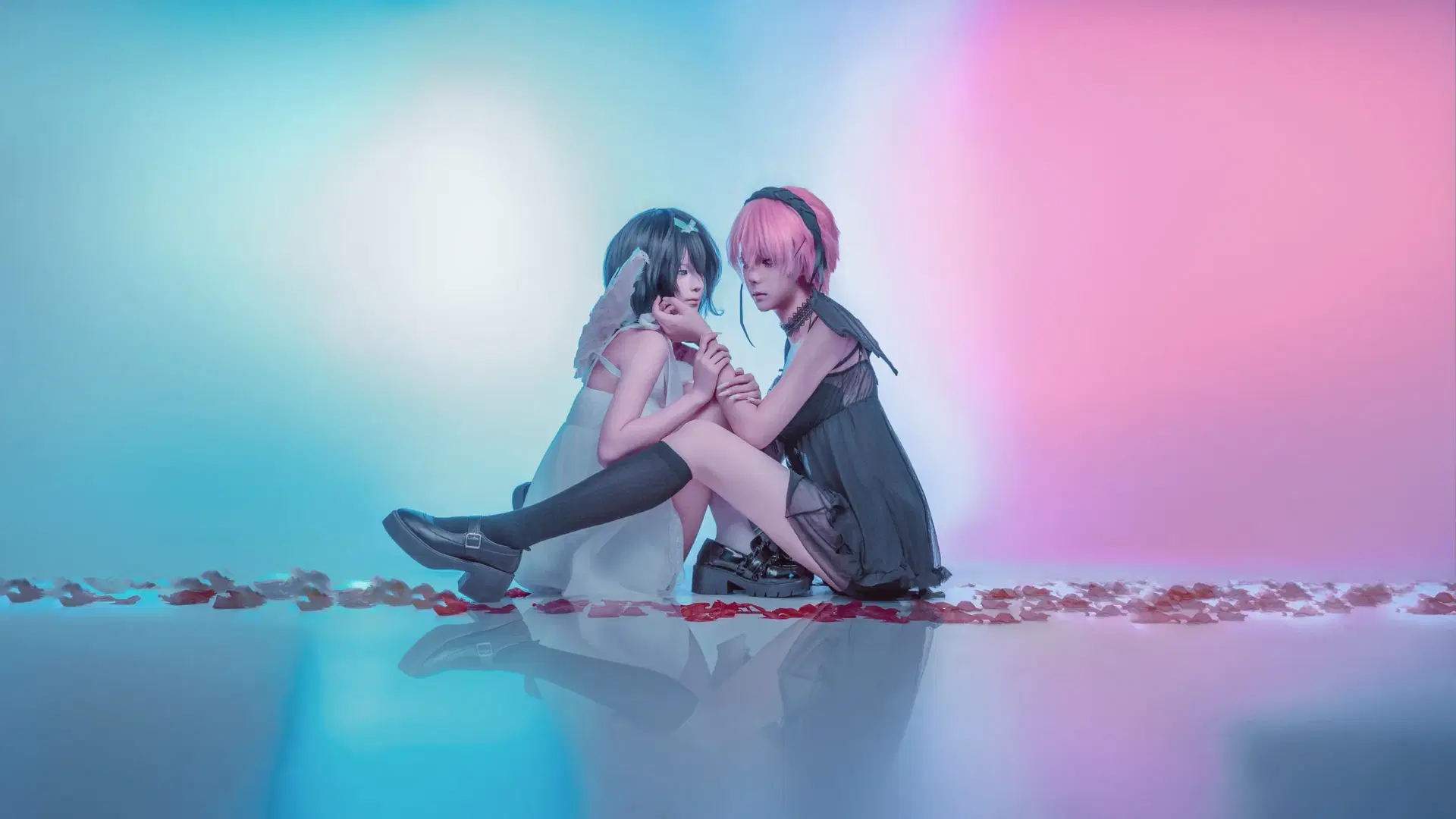 【Mizi & Sua cosplay】The Fateful Resonance of ALIEN STAGE: A Roman Pillar Fantasy Woven with Black and White Wings by lov3eeanxxx - Image 8