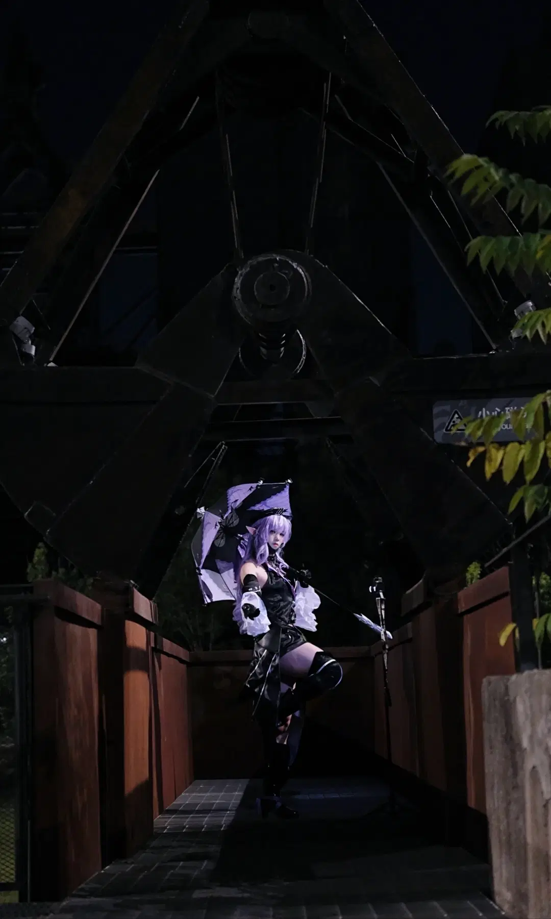Zenless Zone Zero Vivian cosplay: Black-and-Purple Nocturnal Styling Under Korean Cafe Collaboration by 玥什么紫 - Image 3